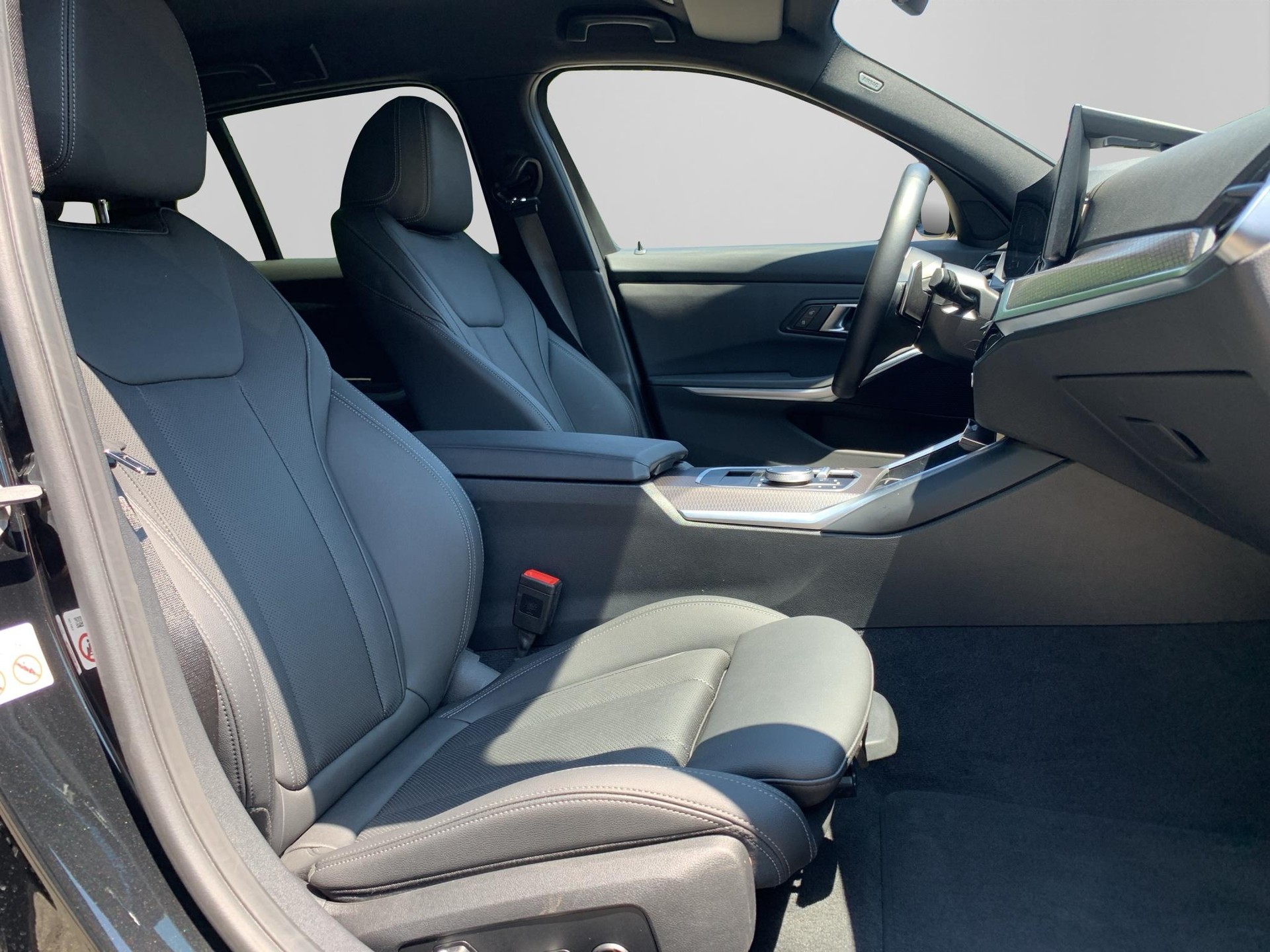 BMW 330d xDrive 48V Touring Steptronic M Sport-image-14