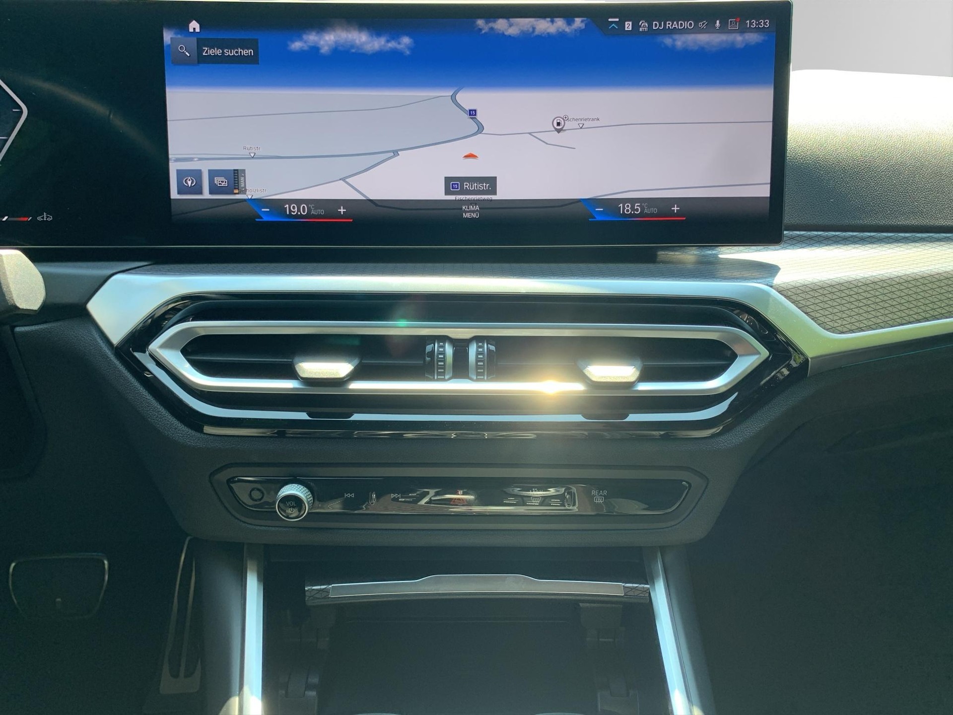 BMW 330d xDrive 48V Touring Steptronic M Sport-image-12