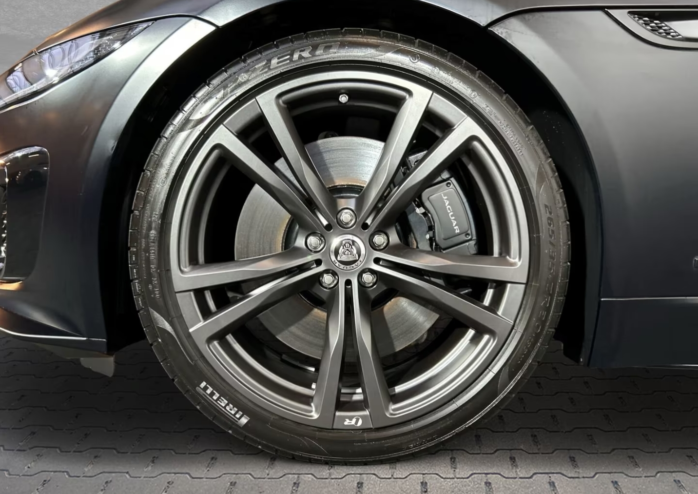 JAGUAR F-Type Coupé 5.0 V8 Last Edition R75 AWD-image-5