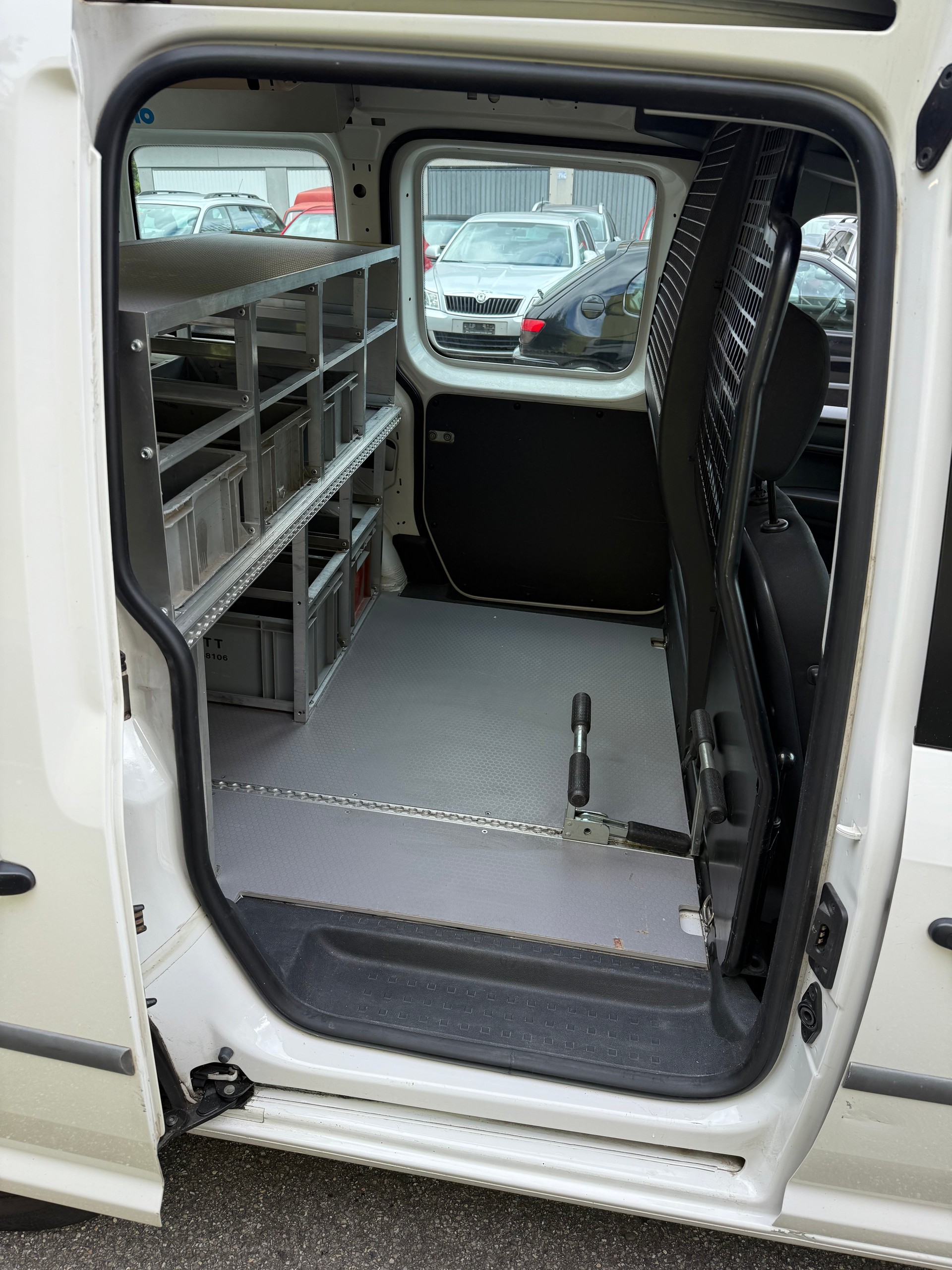VW Caddy 2.0TDI 4Motion BlueMotion Technology-image-8