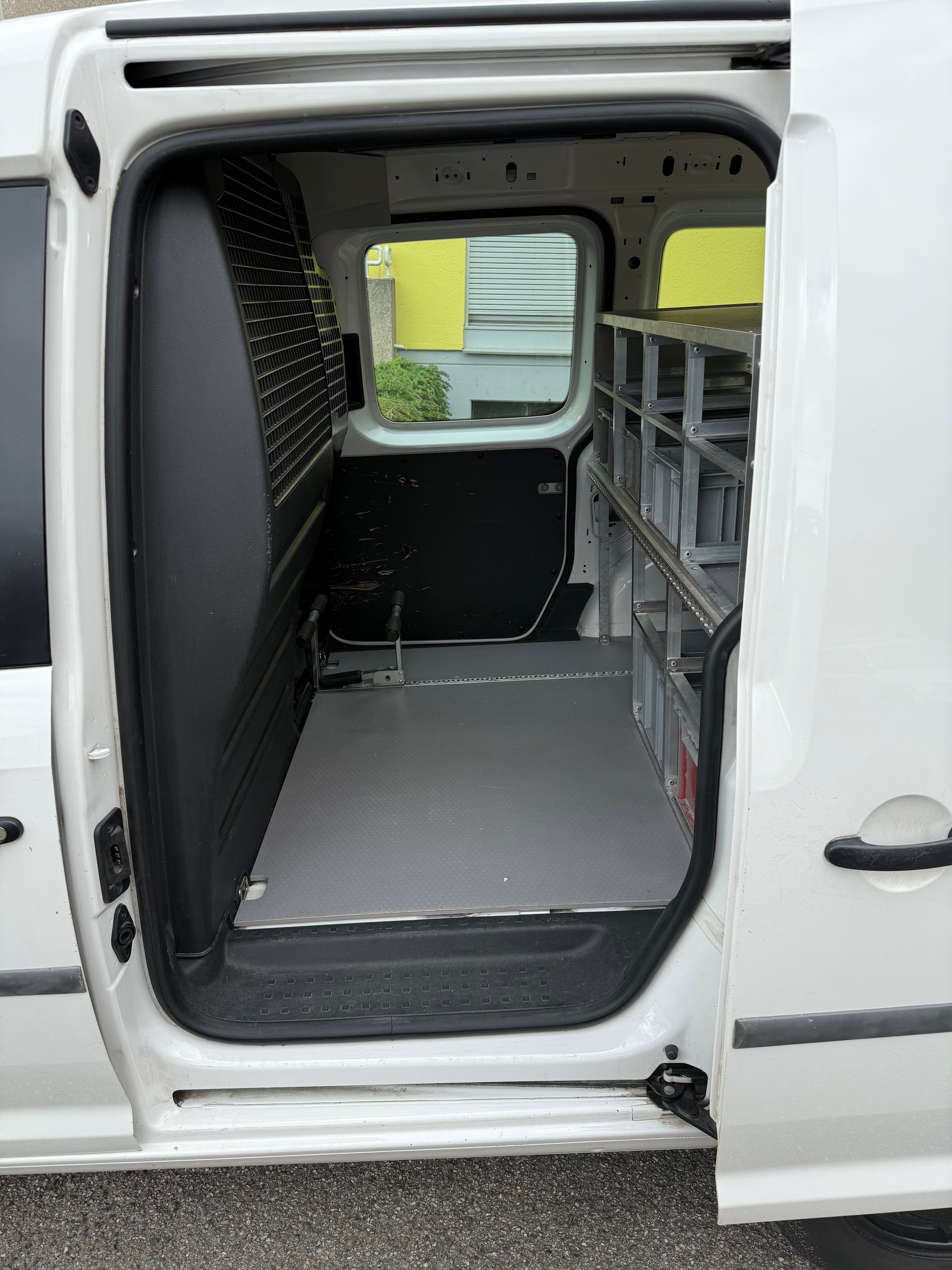 VW Caddy 2.0TDI 4Motion BlueMotion Technology-image-9