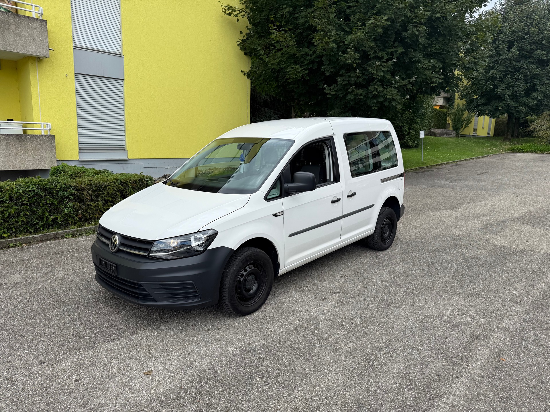 VW Caddy 2.0TDI 4Motion BlueMotion Technology-image-0
