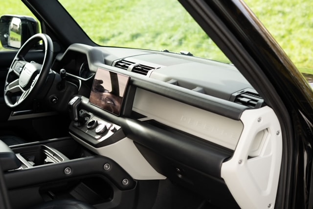 LAND ROVER Defender 110 P400 I6 SE 3.0 AT8-image-9