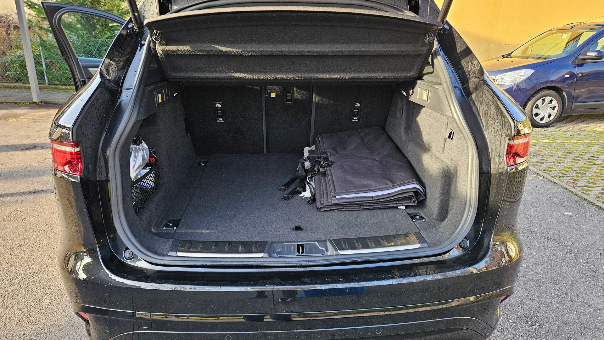 JAGUAR F-Pace 2.0 D200 R-Dynamic MHEV Black AWD-image-5