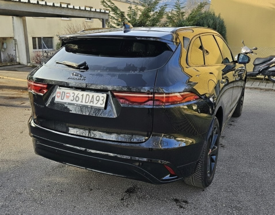 JAGUAR F-Pace 2.0 D200 R-Dynamic MHEV Black AWD-image-2
