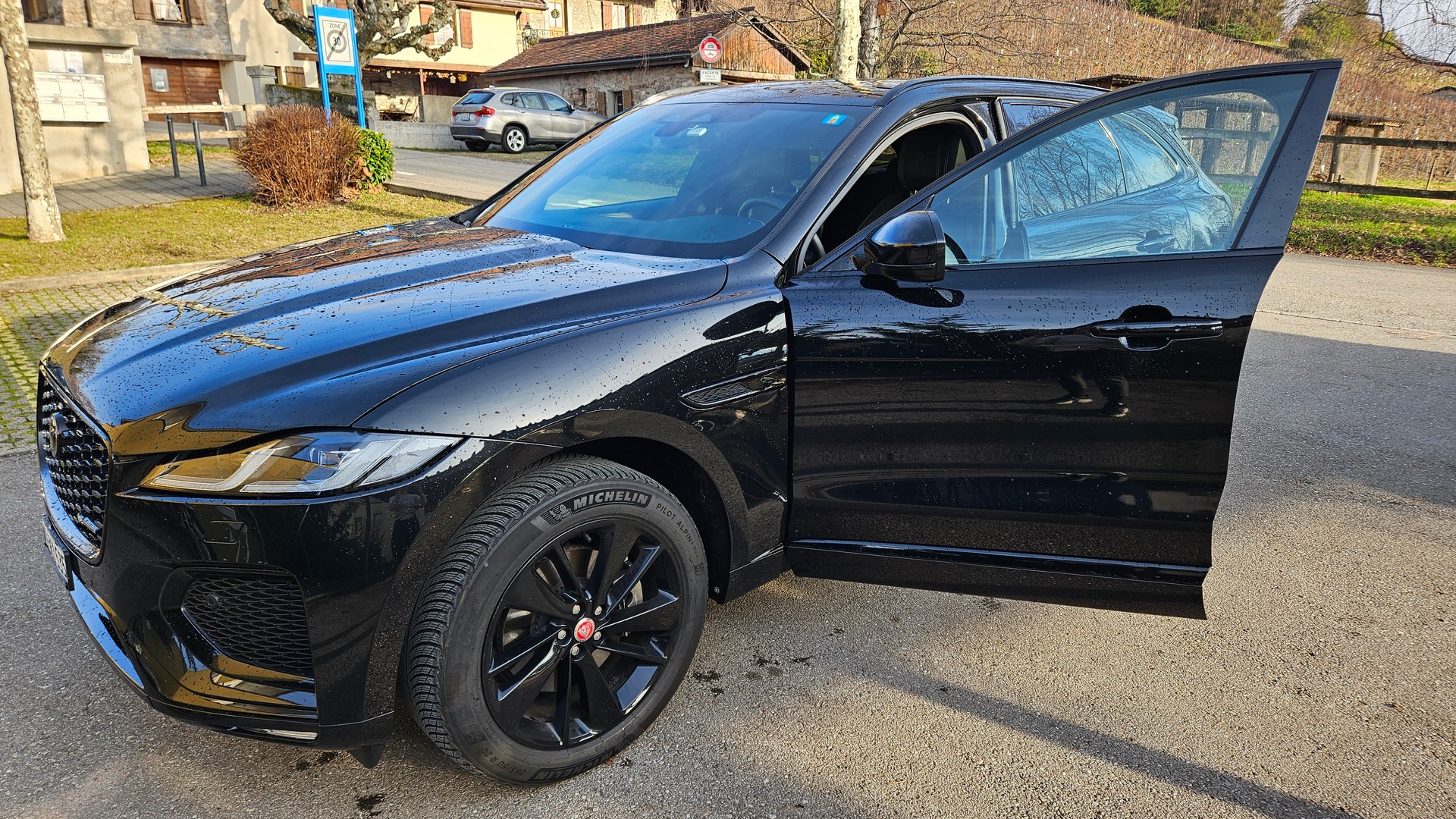 JAGUAR F-Pace 2.0 D200 R-Dynamic MHEV Black AWD-image-1