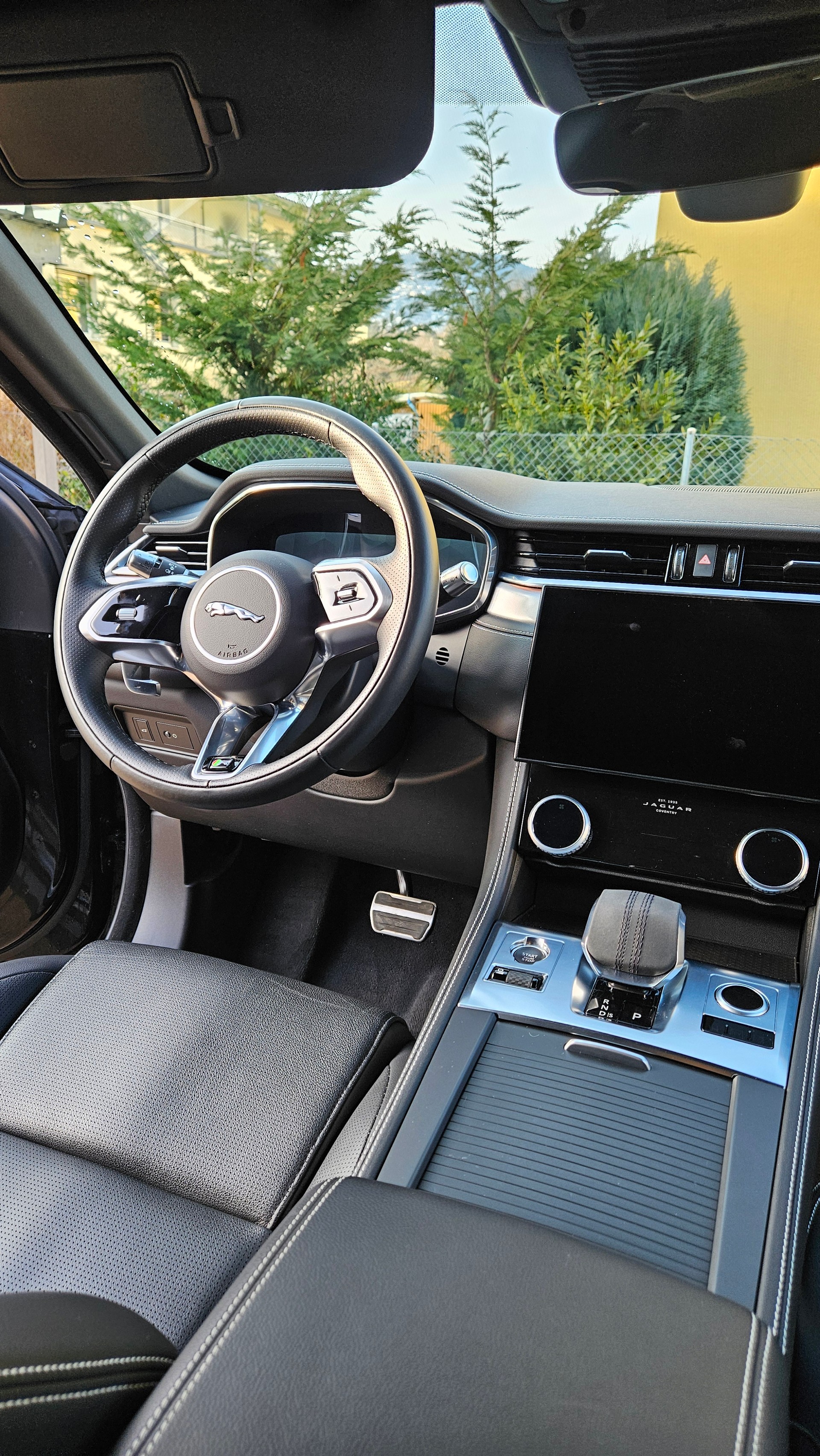 JAGUAR F-Pace 2.0 D200 R-Dynamic MHEV Black AWD-image-3
