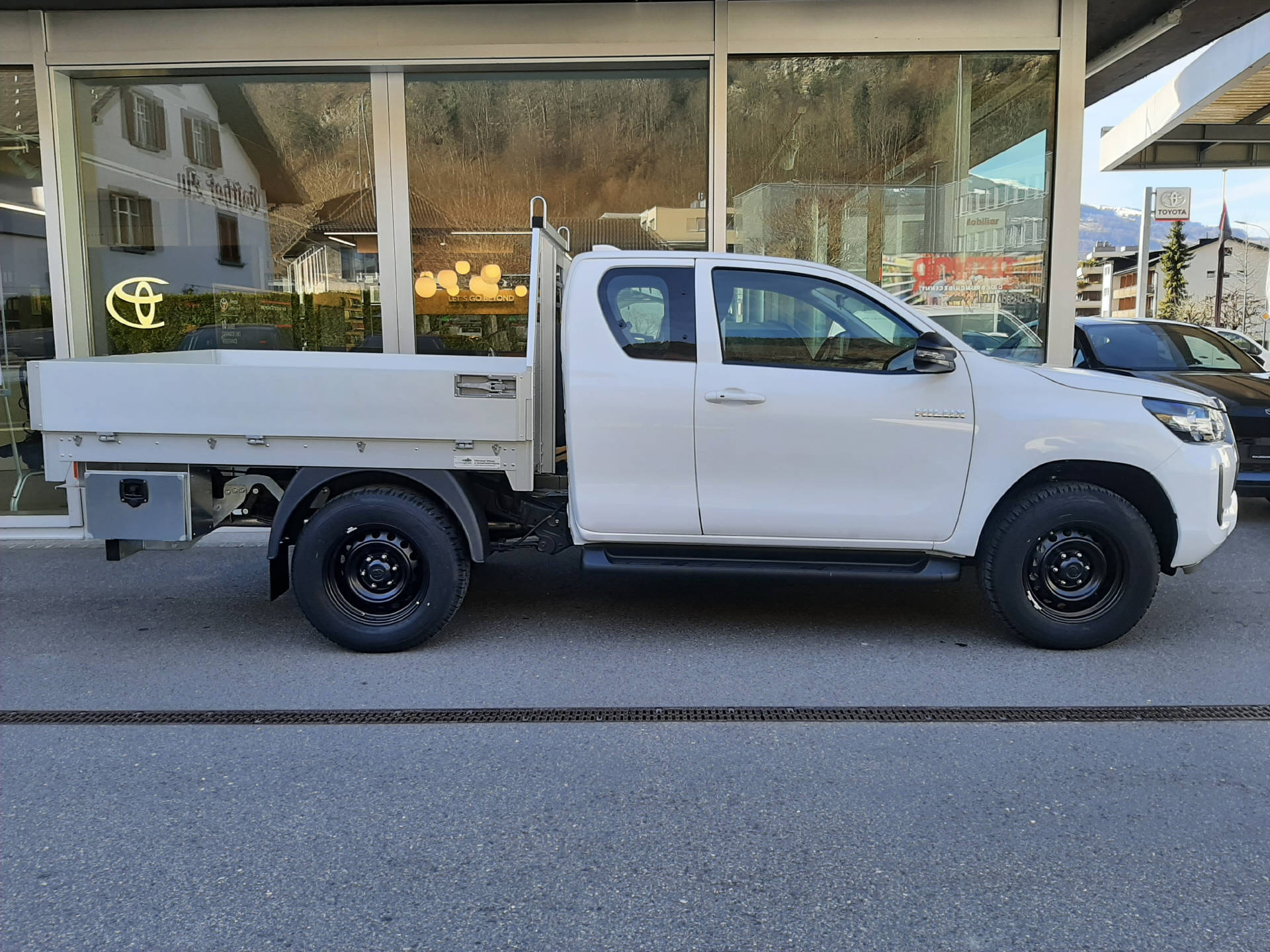 TOYOTA Hilux Extra Cab.-Chassis 2.4 D-4D 150 Comfort-showroom-element-1