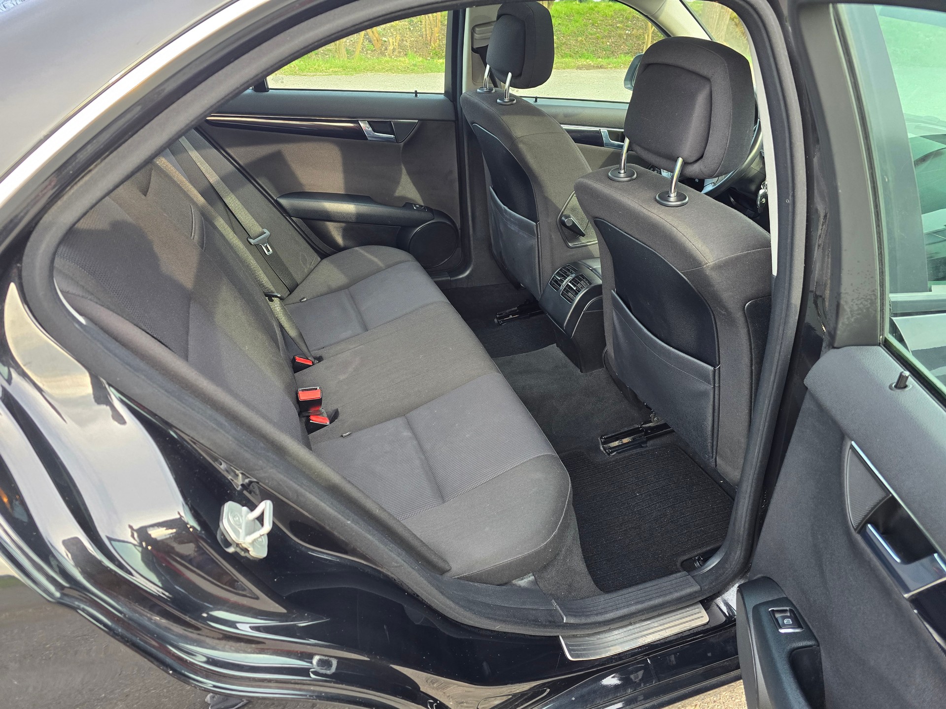MERCEDES-BENZ C 180 CGI BlueEfficiency Avantgarde Automatic-image-10