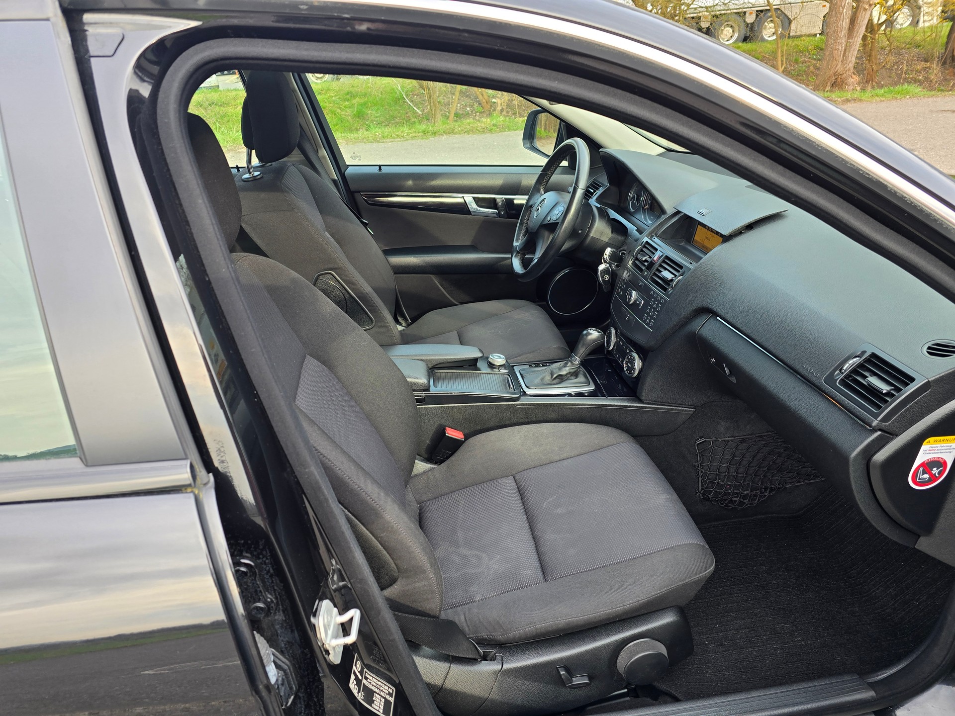 MERCEDES-BENZ C 180 CGI BlueEfficiency Avantgarde Automatic-image-9