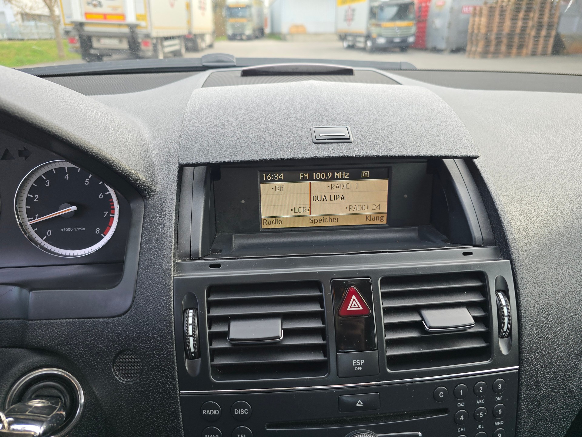 MERCEDES-BENZ C 180 CGI BlueEfficiency Avantgarde Automatic-image-23