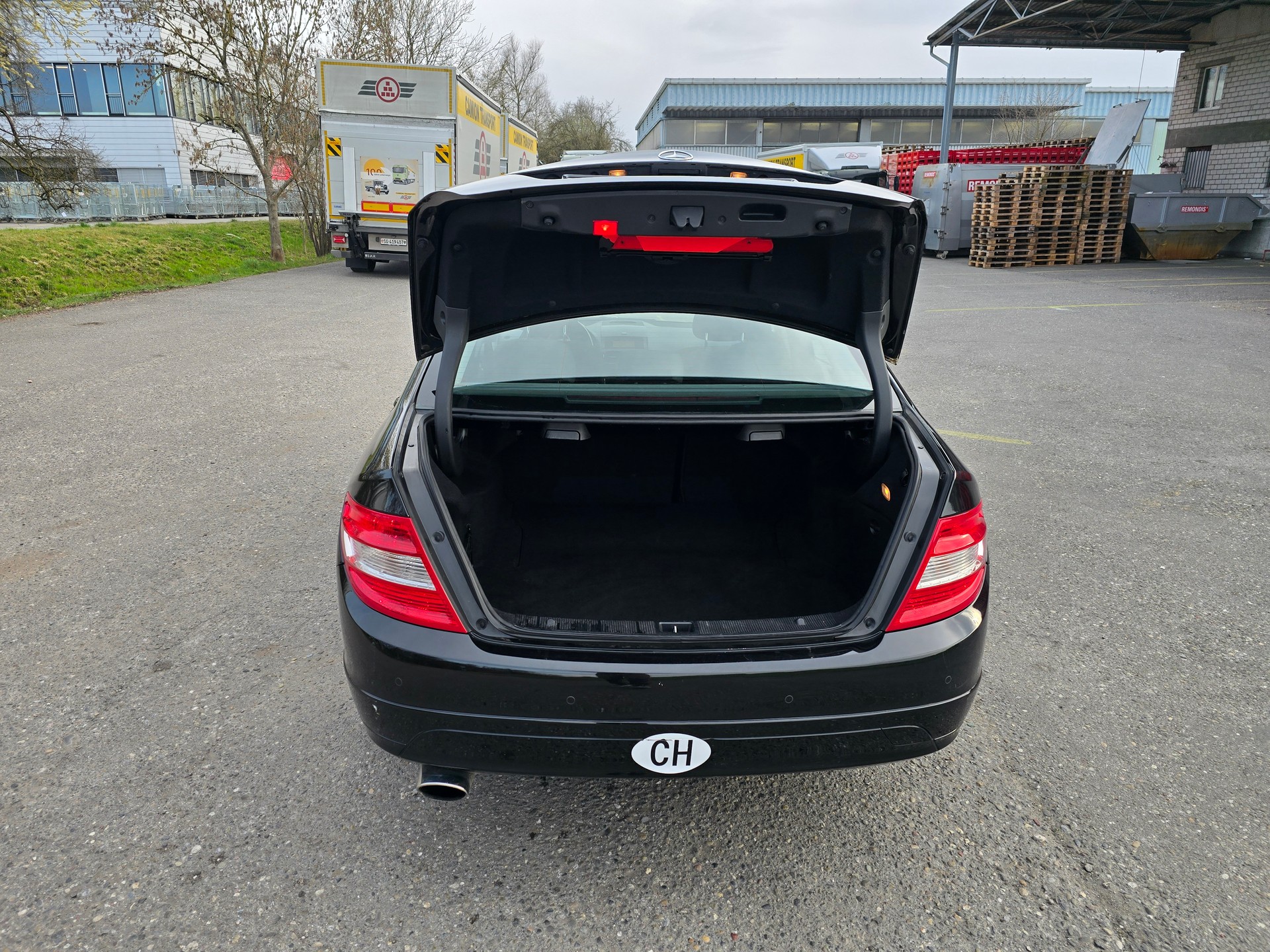 MERCEDES-BENZ C 180 CGI BlueEfficiency Avantgarde Automatic-image-6