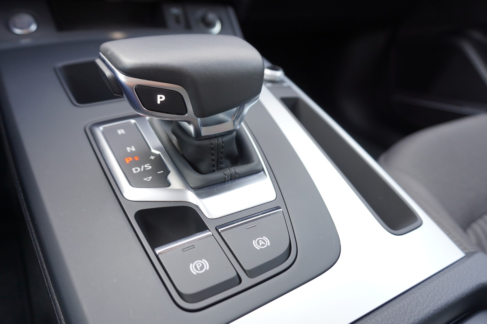 AUDI Q5 40 TDI S-line quattro S-tronic-image-16