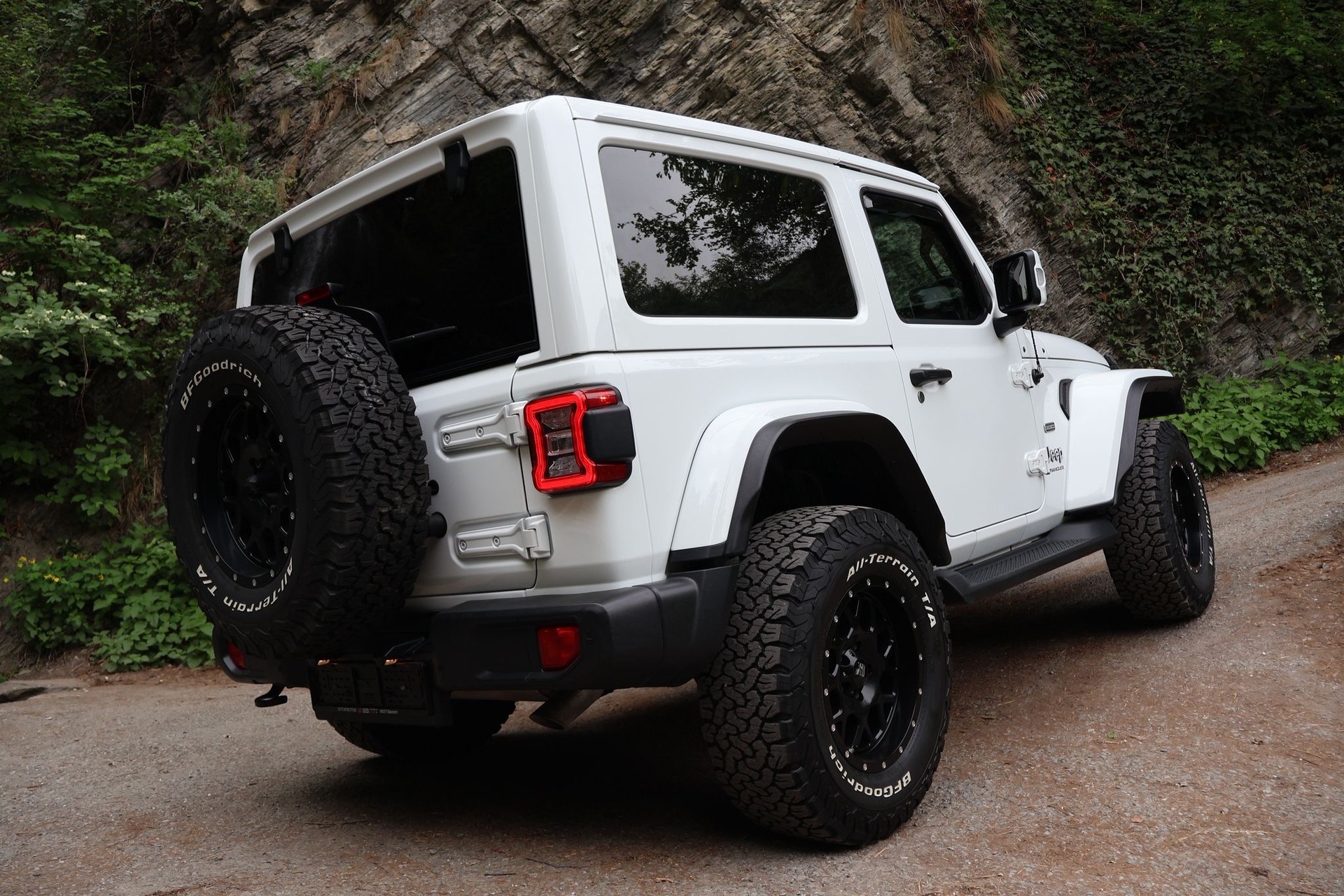 JEEP Wrangler 2.0 Overland Automatic-image-5