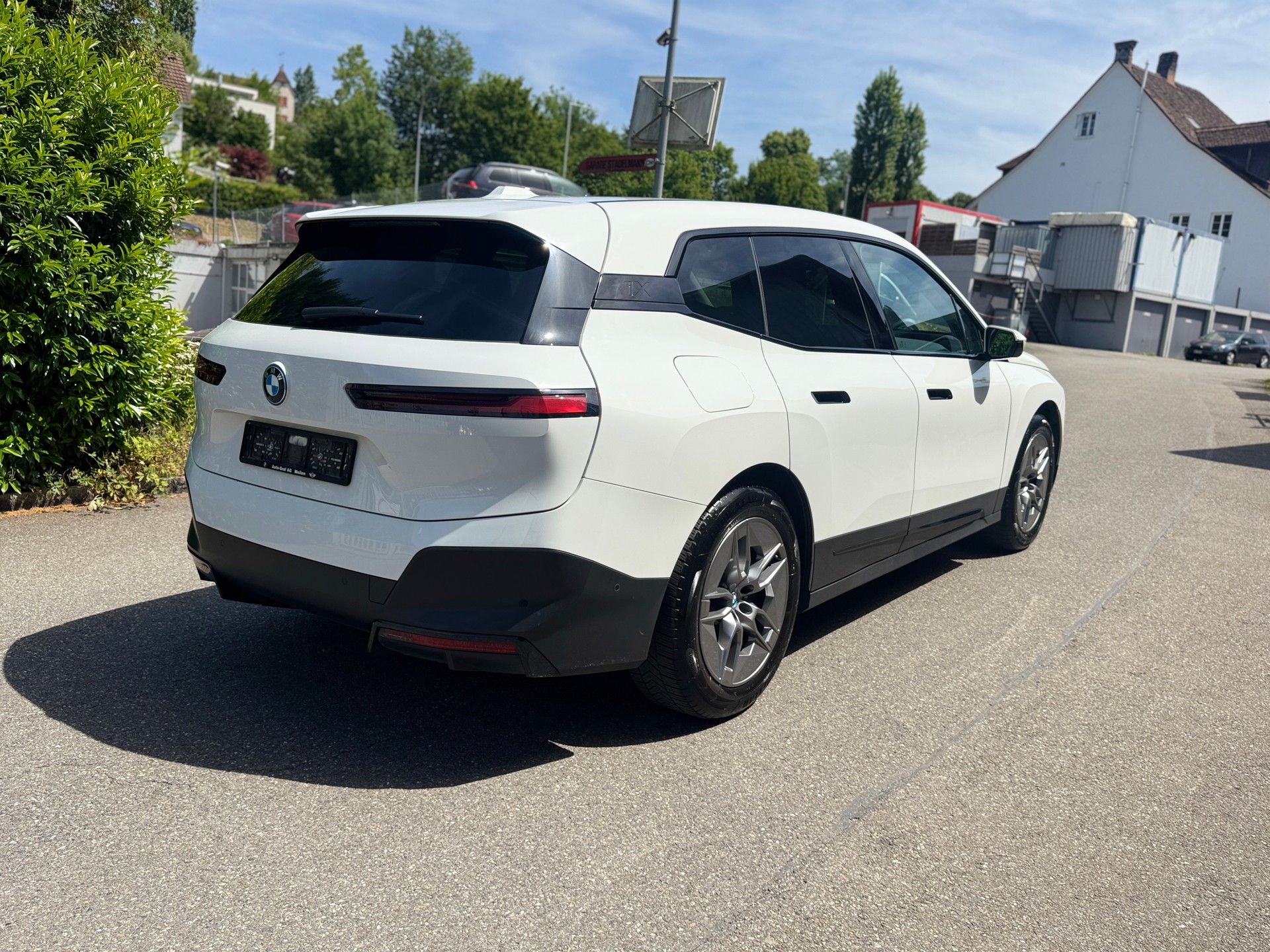 BMW iX xDrive40-image-3