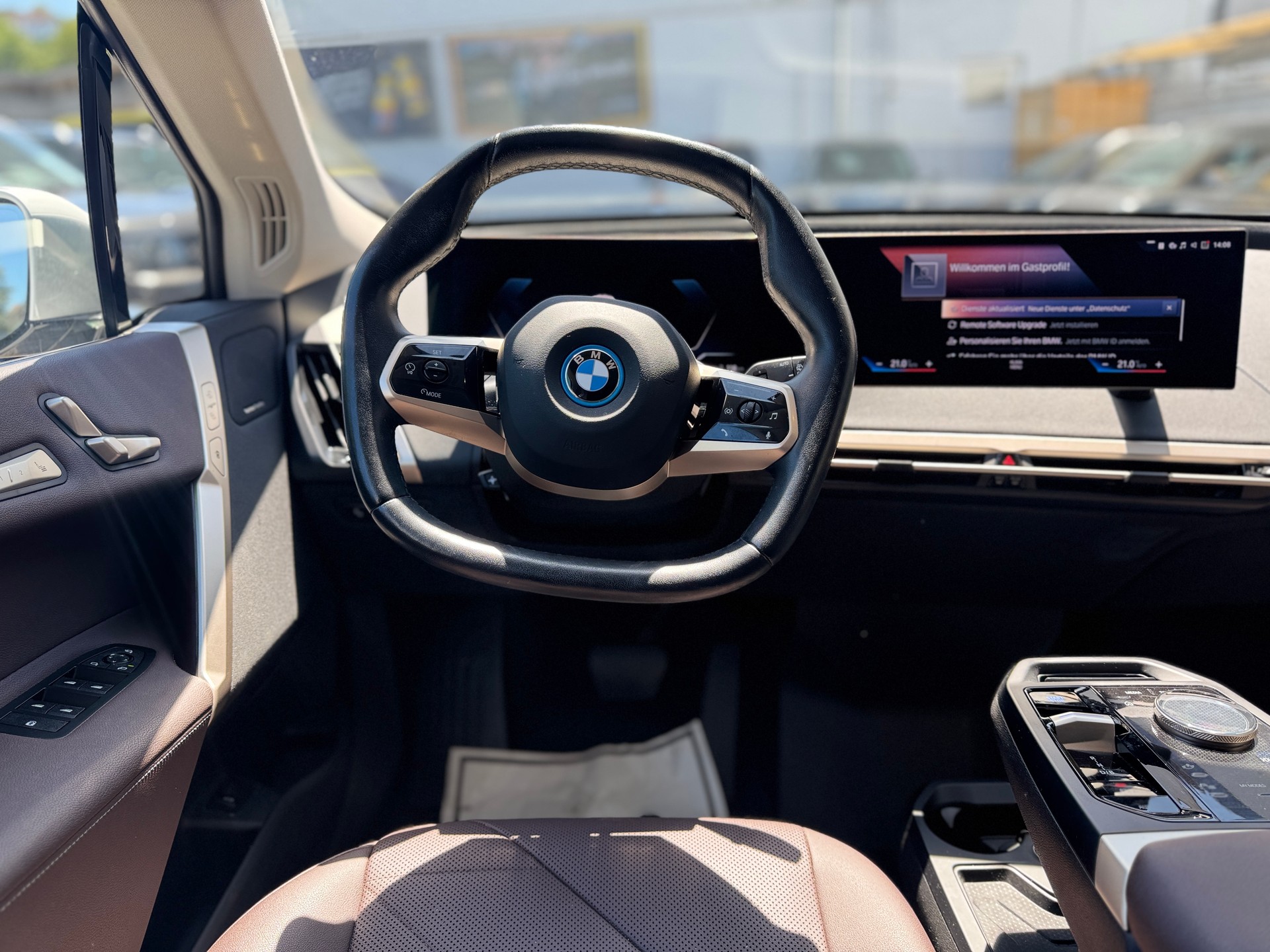 BMW iX xDrive40-image-11