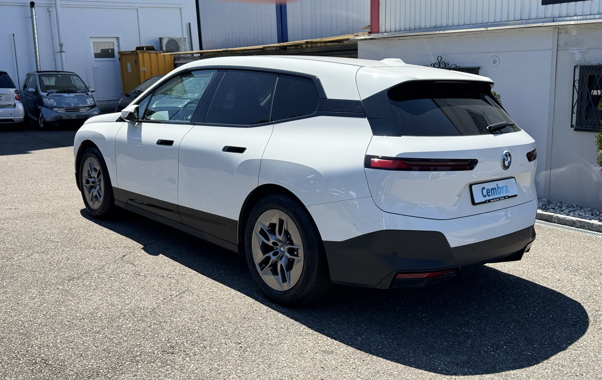 BMW iX xDrive40-image-1