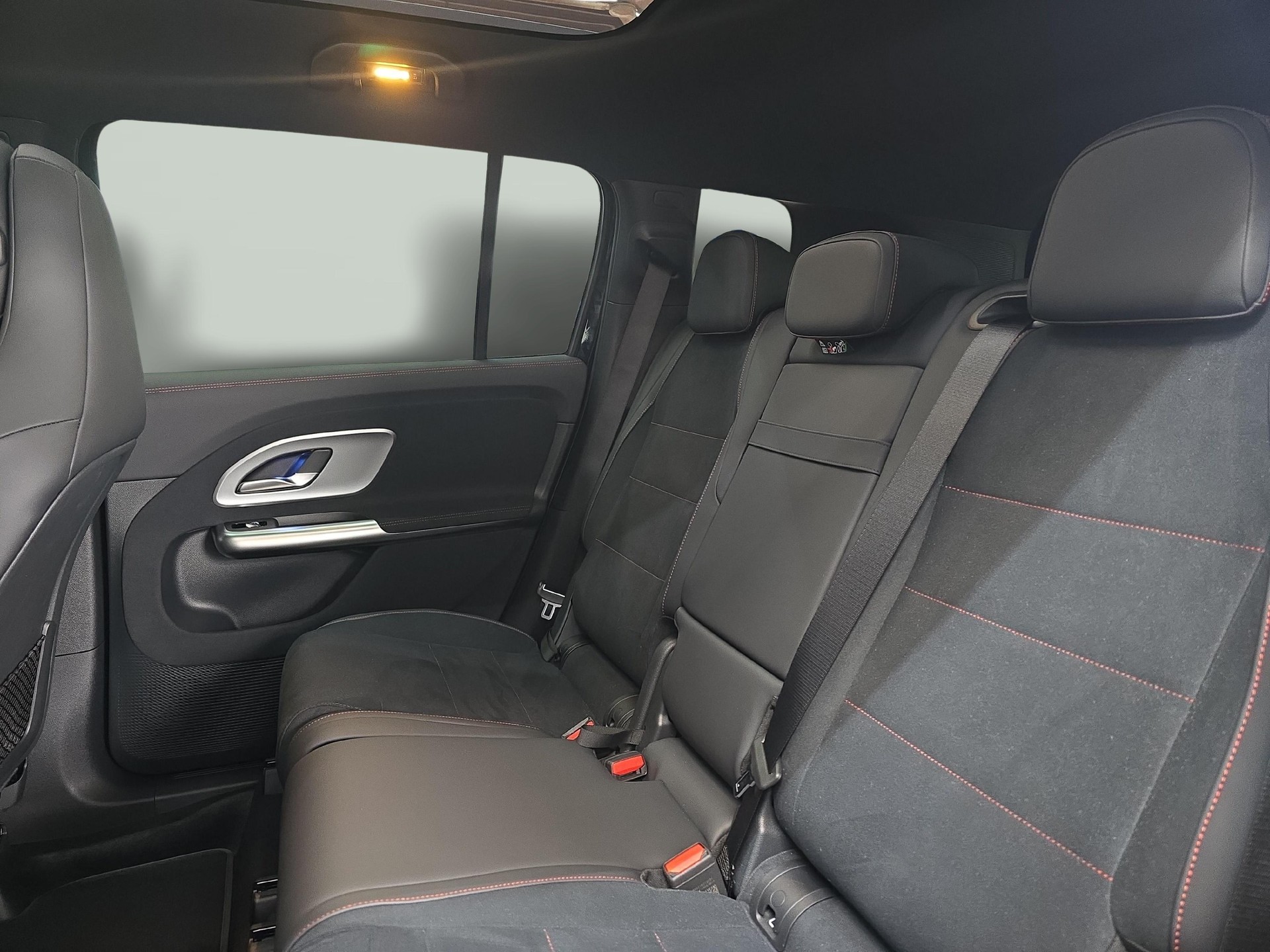 MERCEDES-BENZ GLB 220 4MATIC AMG Line-image-9