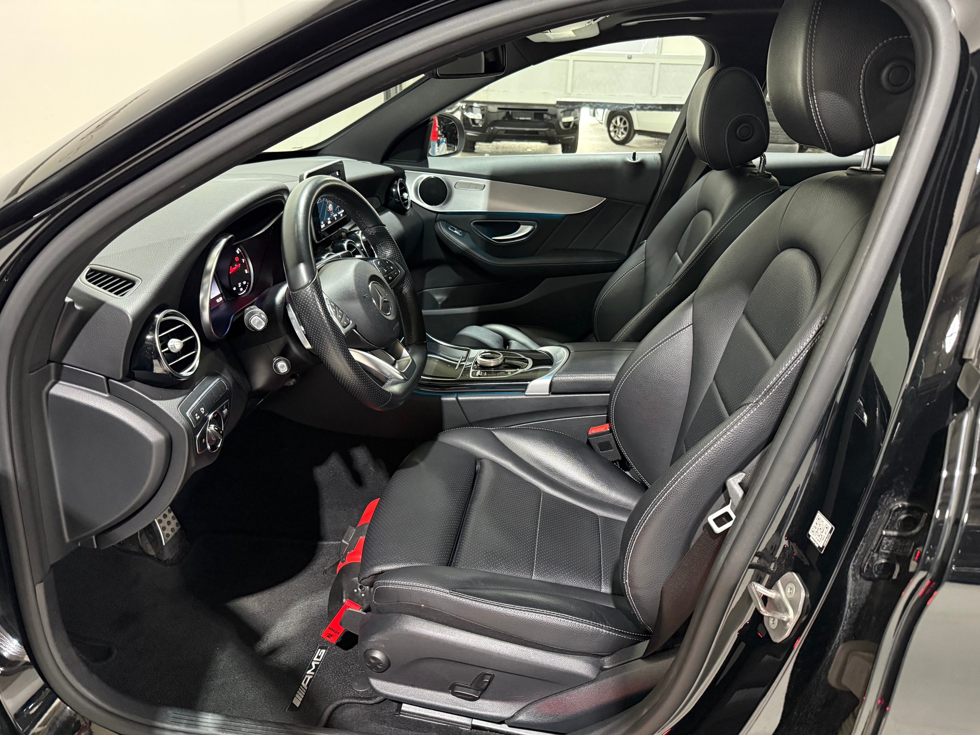 MERCEDES-BENZ C 200 AMG Line 4Matic 7G-Tronic-image-11