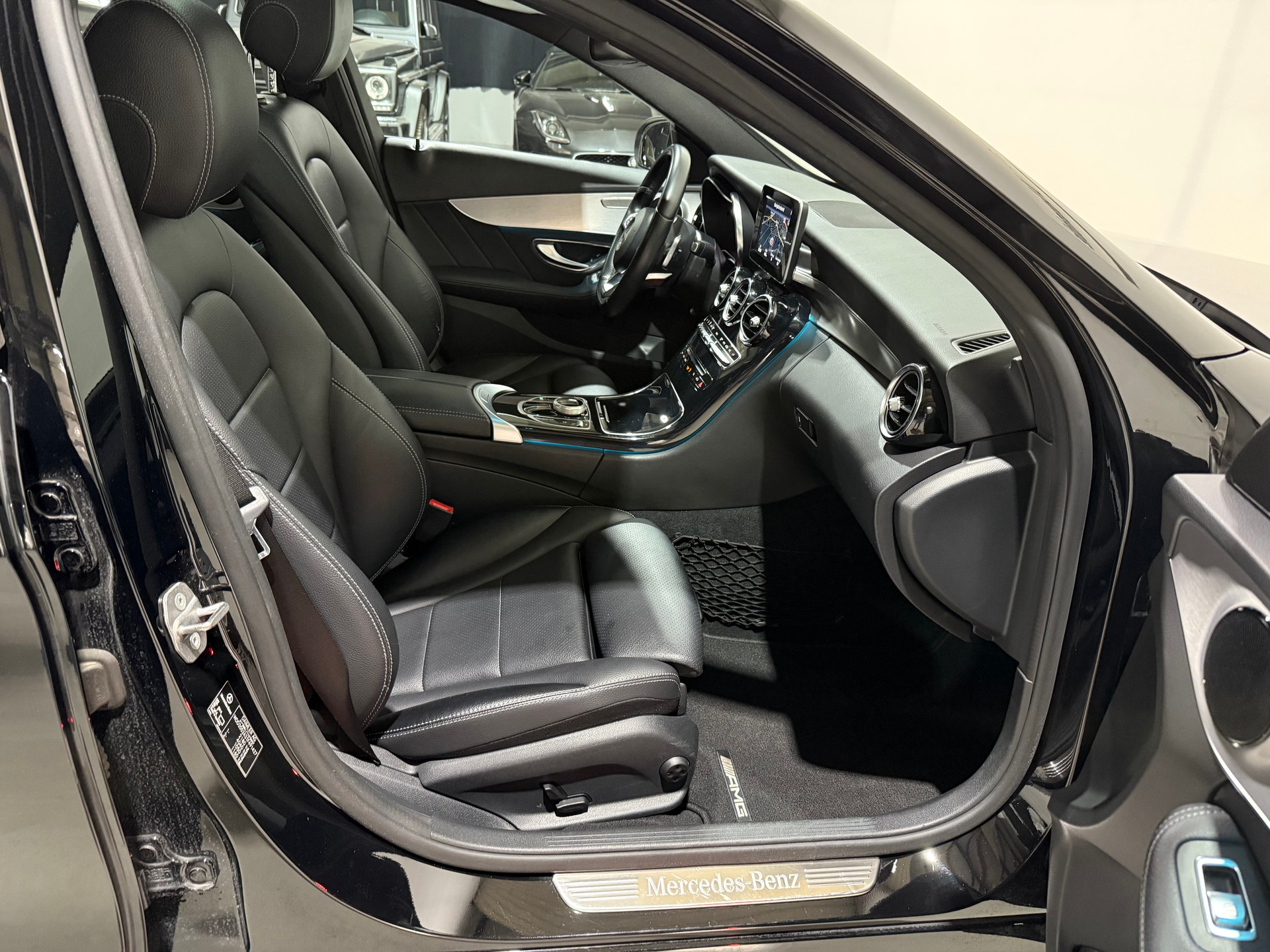MERCEDES-BENZ C 200 AMG Line 4Matic 7G-Tronic-image-12