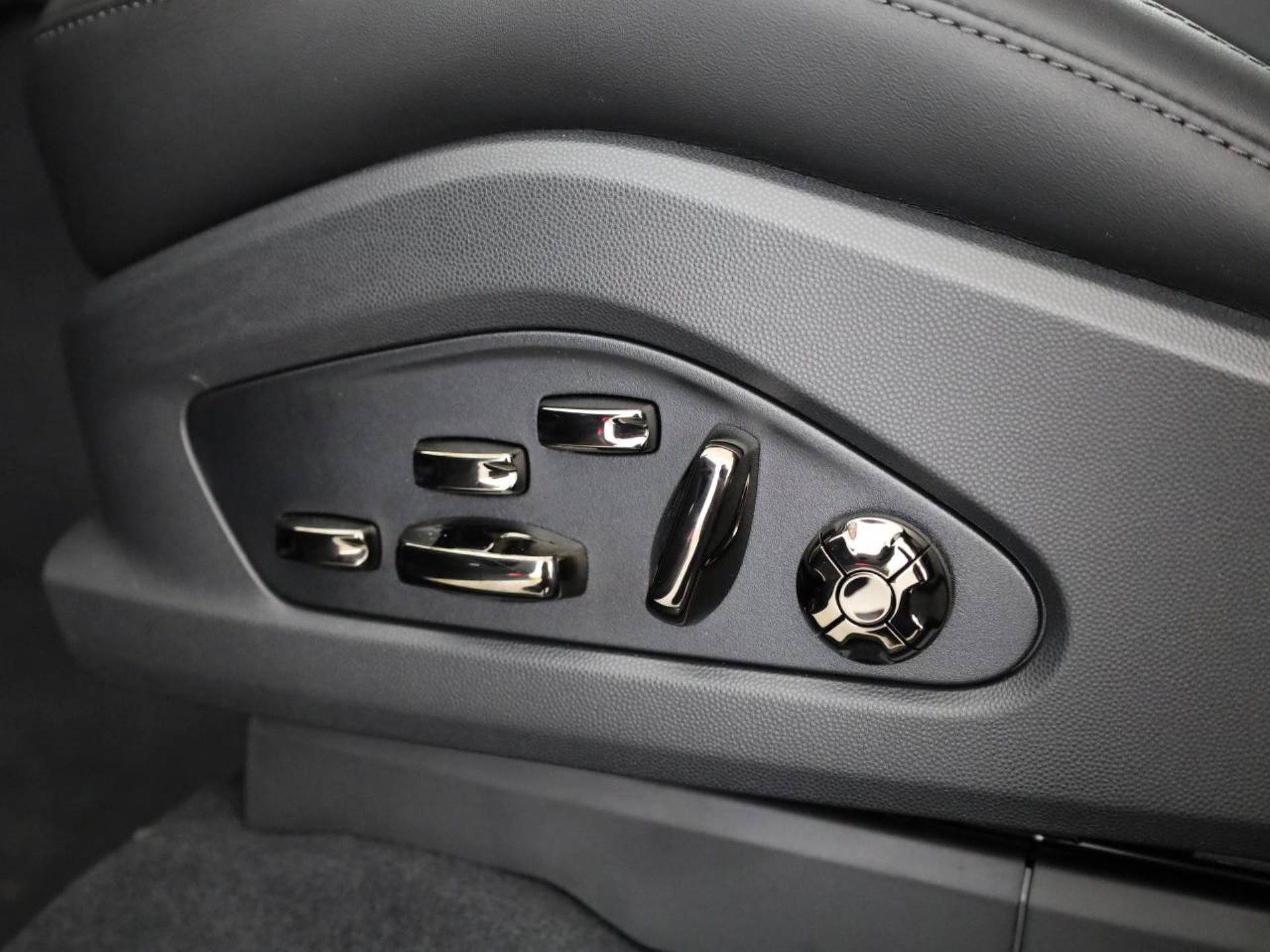 PORSCHE Cayenne Turbo Electric-image-18