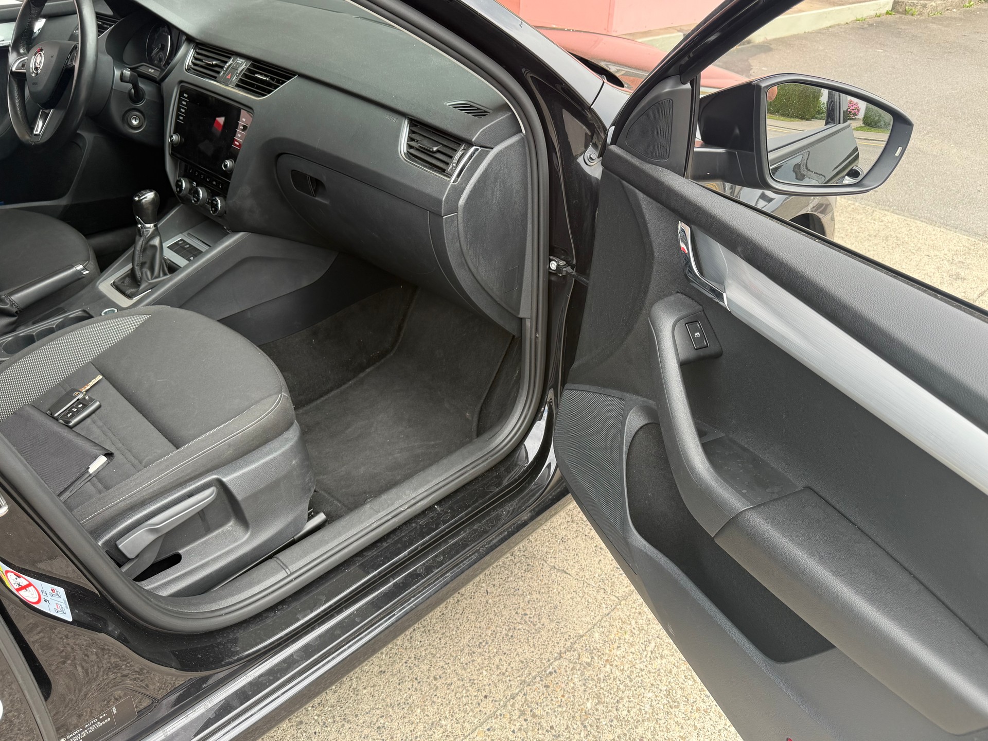SKODA Octavia Combi 1.5 TSI Clever-image-9