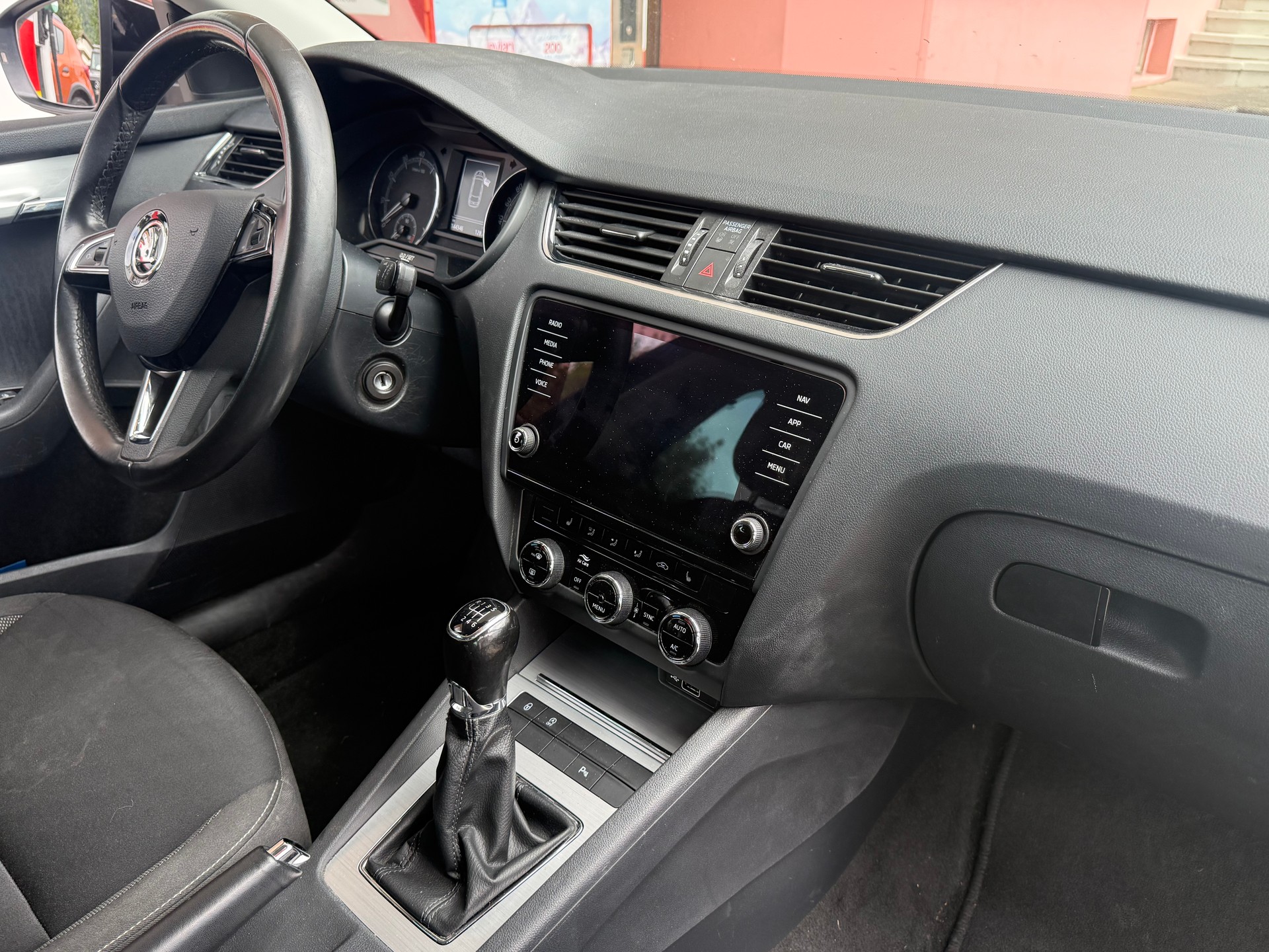 SKODA Octavia Combi 1.5 TSI Clever-image-11