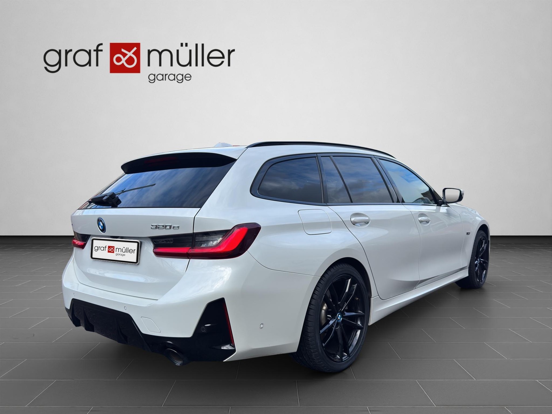 BMW 320e M-Sport xDrive Touring-image-15