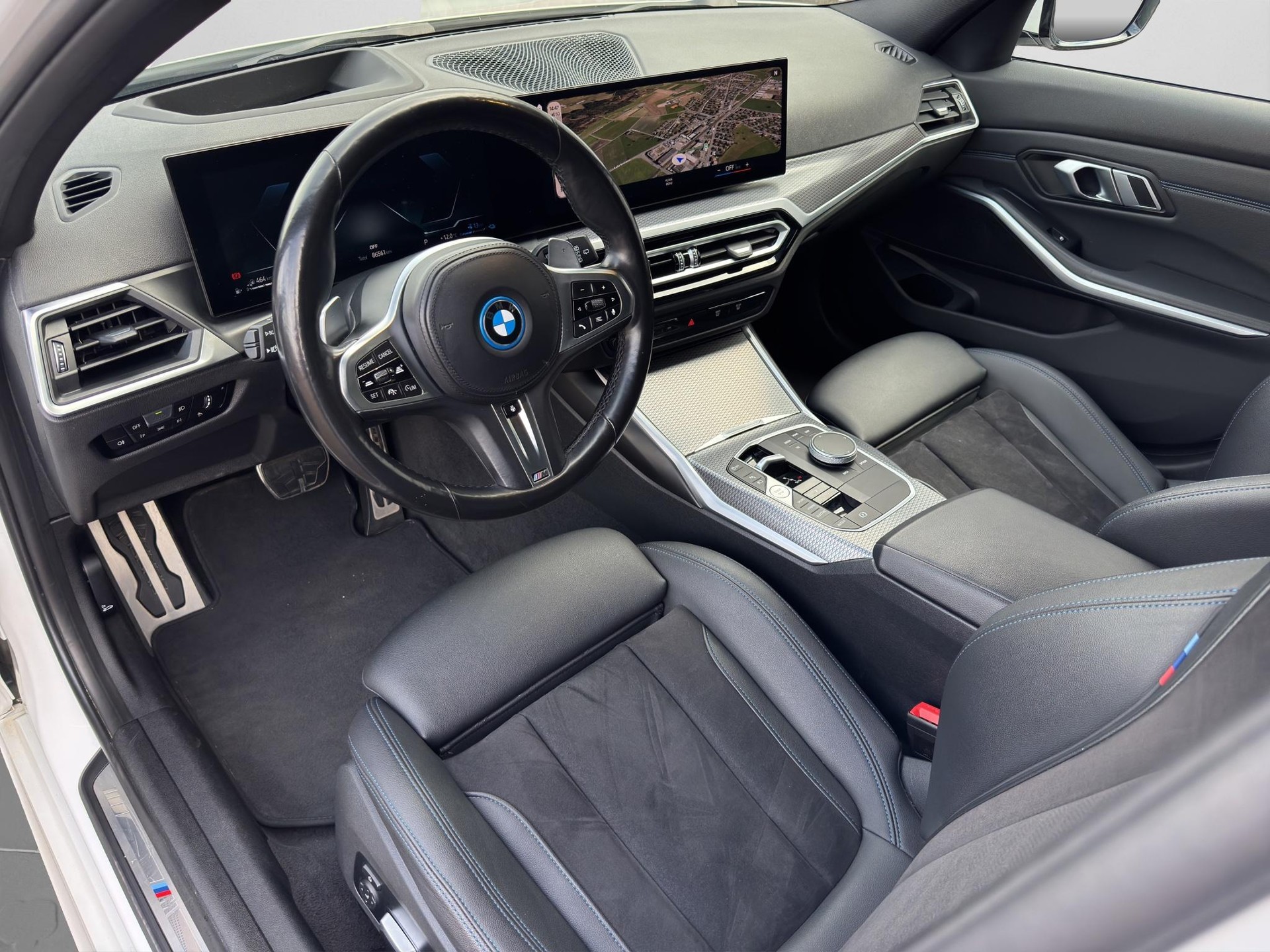 BMW 320e M-Sport xDrive Touring-image-6