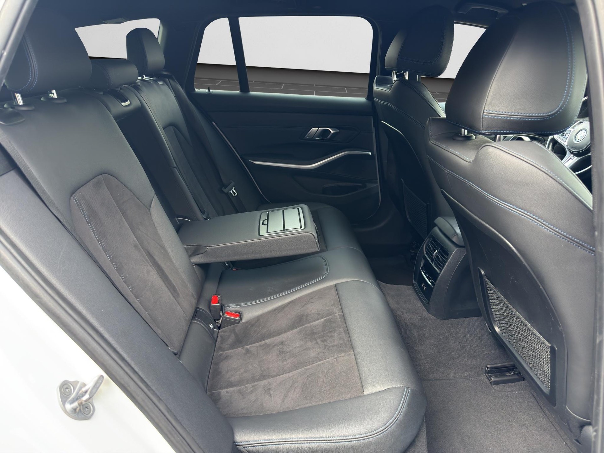 BMW 320e M-Sport xDrive Touring-image-10