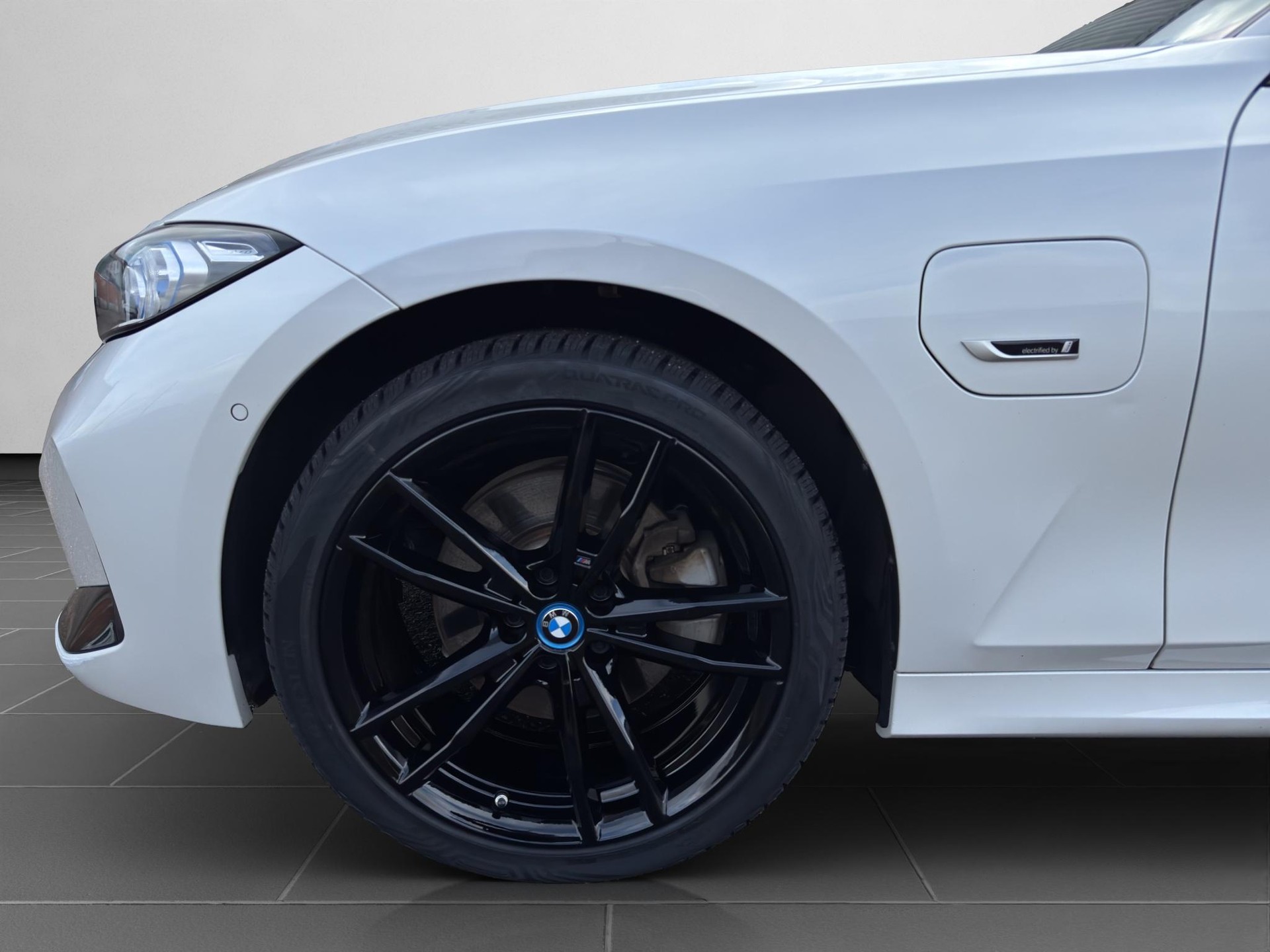 BMW 320e M-Sport xDrive Touring-image-18