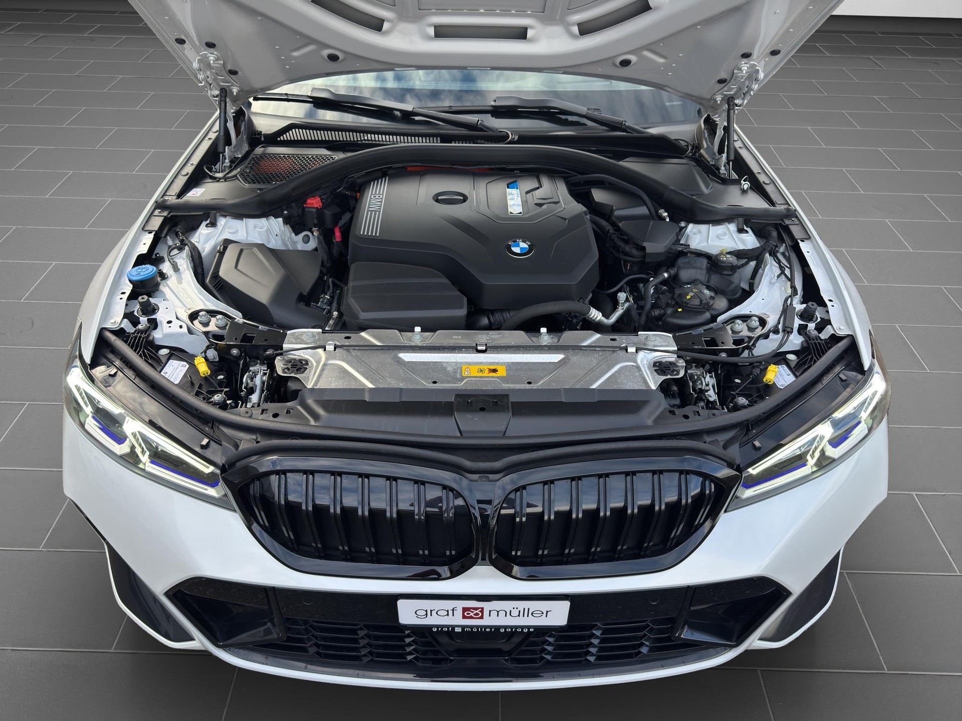 BMW 320e M-Sport xDrive Touring-image-19