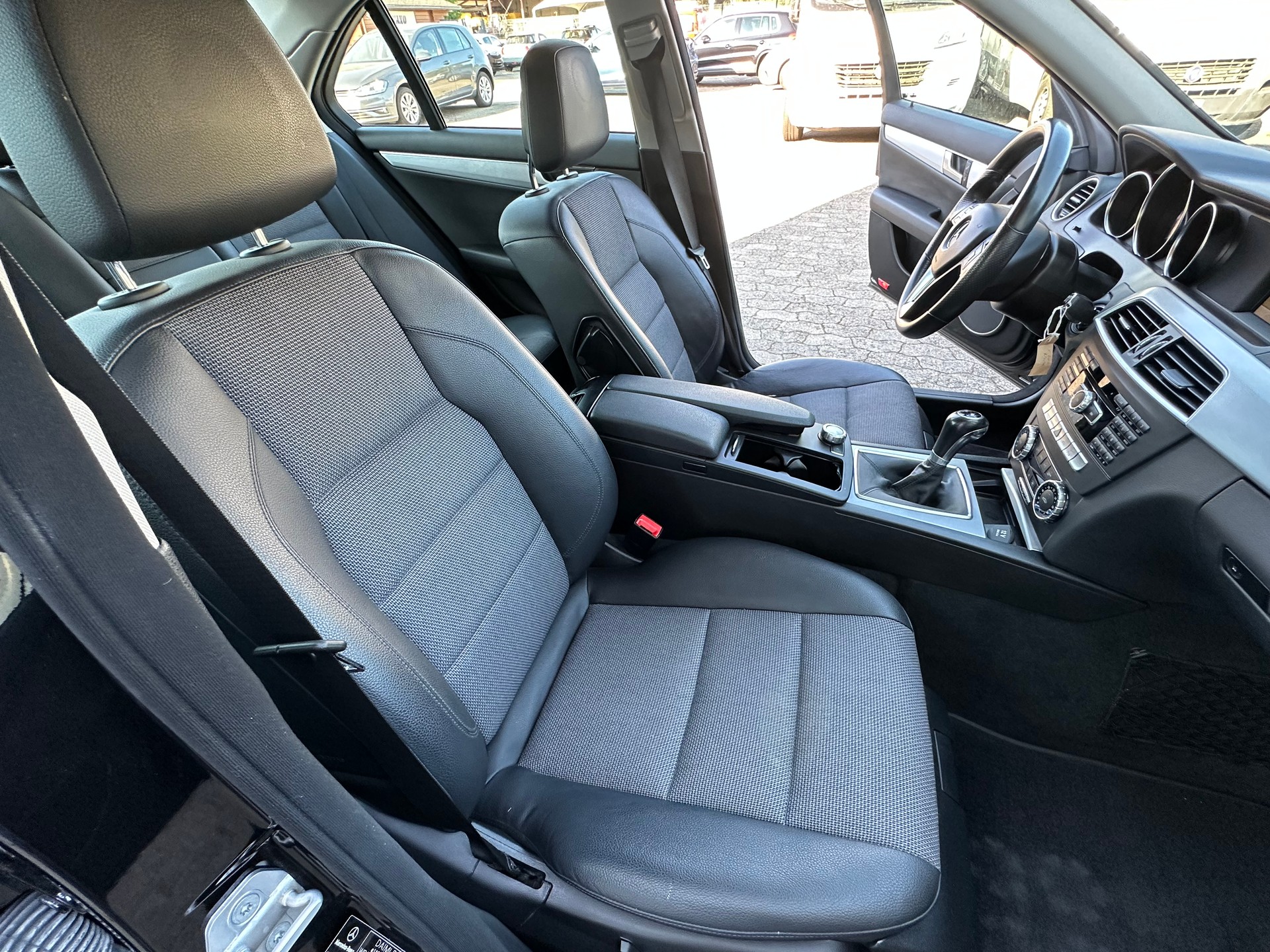 MERCEDES-BENZ C 200 Avantgarde-image-23