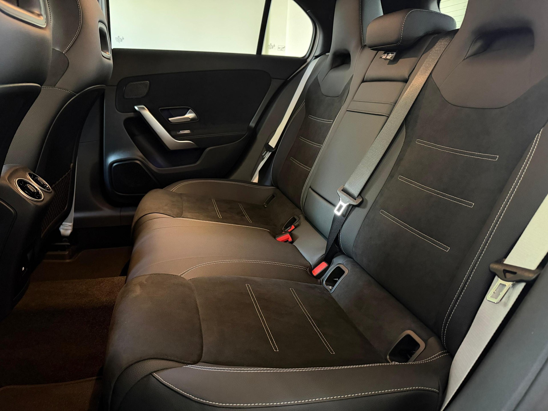 MERCEDES-BENZ A 220 4Matic 8G-DCT-image-11