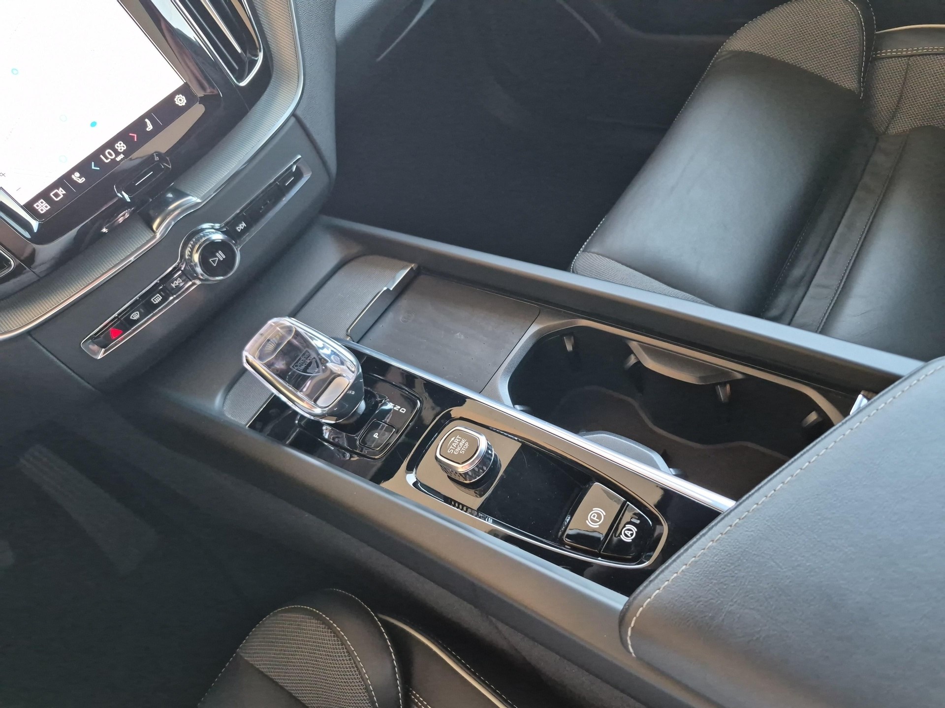 VOLVO XC60 2.0 T8 TE Plus Dark eAWD / ab 3,99% Leasing bei Abschluss einer Protect Autoversicherung-image-16