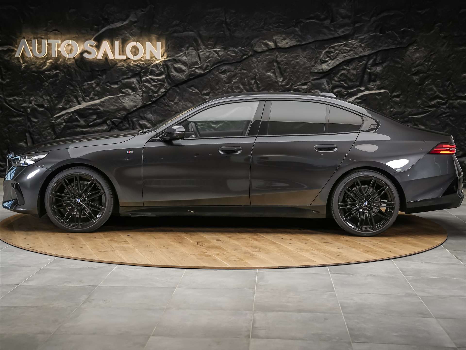 BMW 520i M Sport Steptronic *Werksgarantie*21" Felgen*Head Up*Sitzbelüftung*-showroom-element-2
