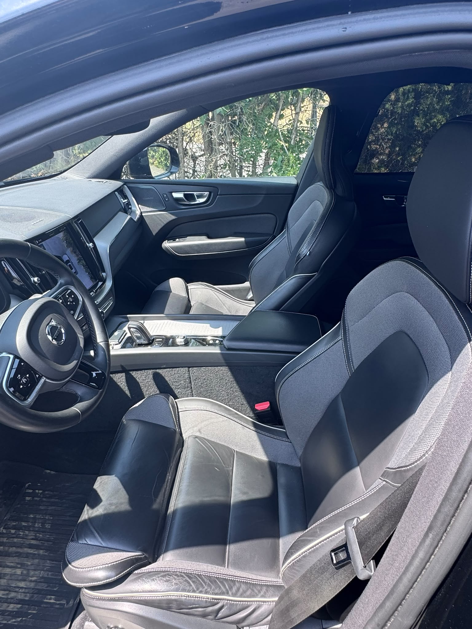VOLVO XC60 B4 Diesel Mild Hybrid AWD R-Design Geartronic-image-6
