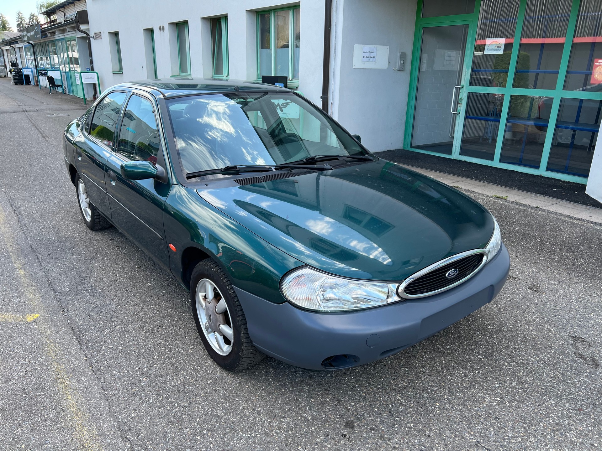 FORD Mondeo 2.0i Ghia-image-0