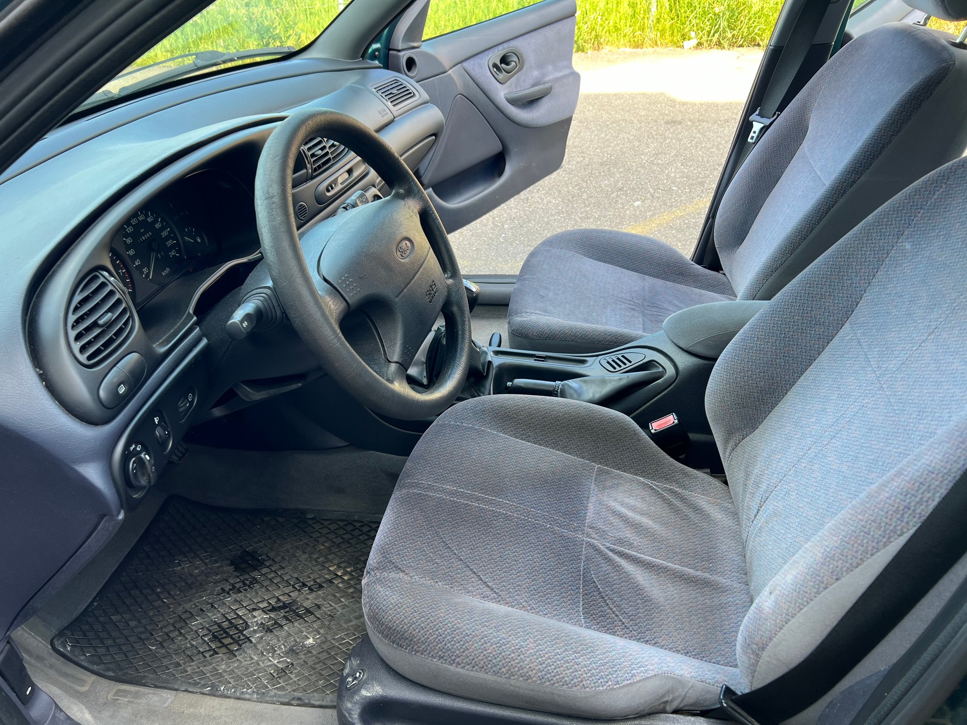 FORD Mondeo 2.0i Ghia-image-8