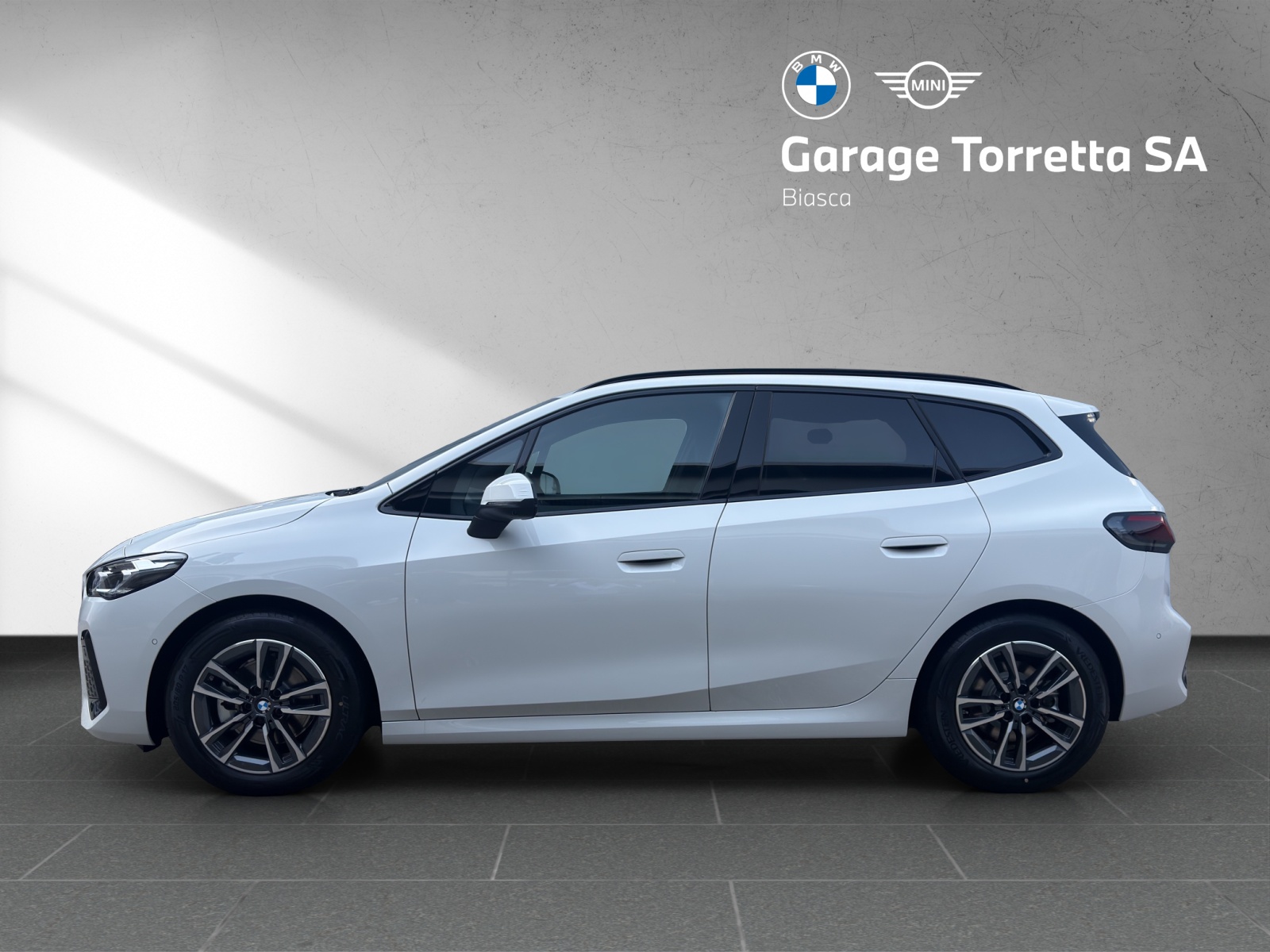BMW 220i Active Tourer M Sport DKG-showroom-element-1