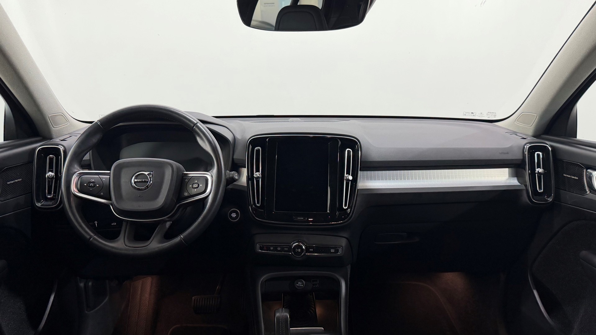 VOLVO XC40 2.0 D4 Momentum AWD-image-4