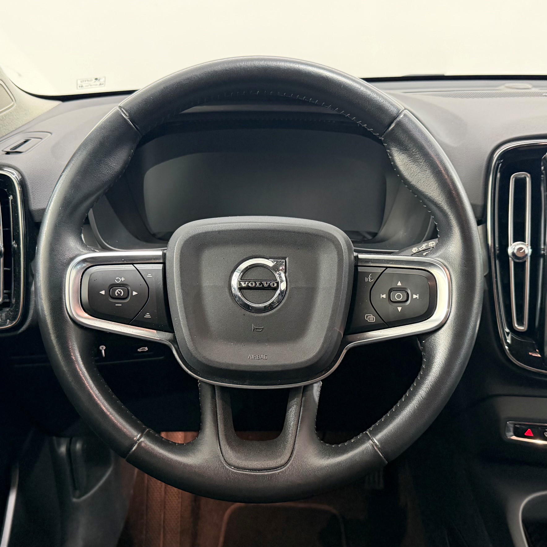VOLVO XC40 2.0 D4 Momentum AWD-image-9