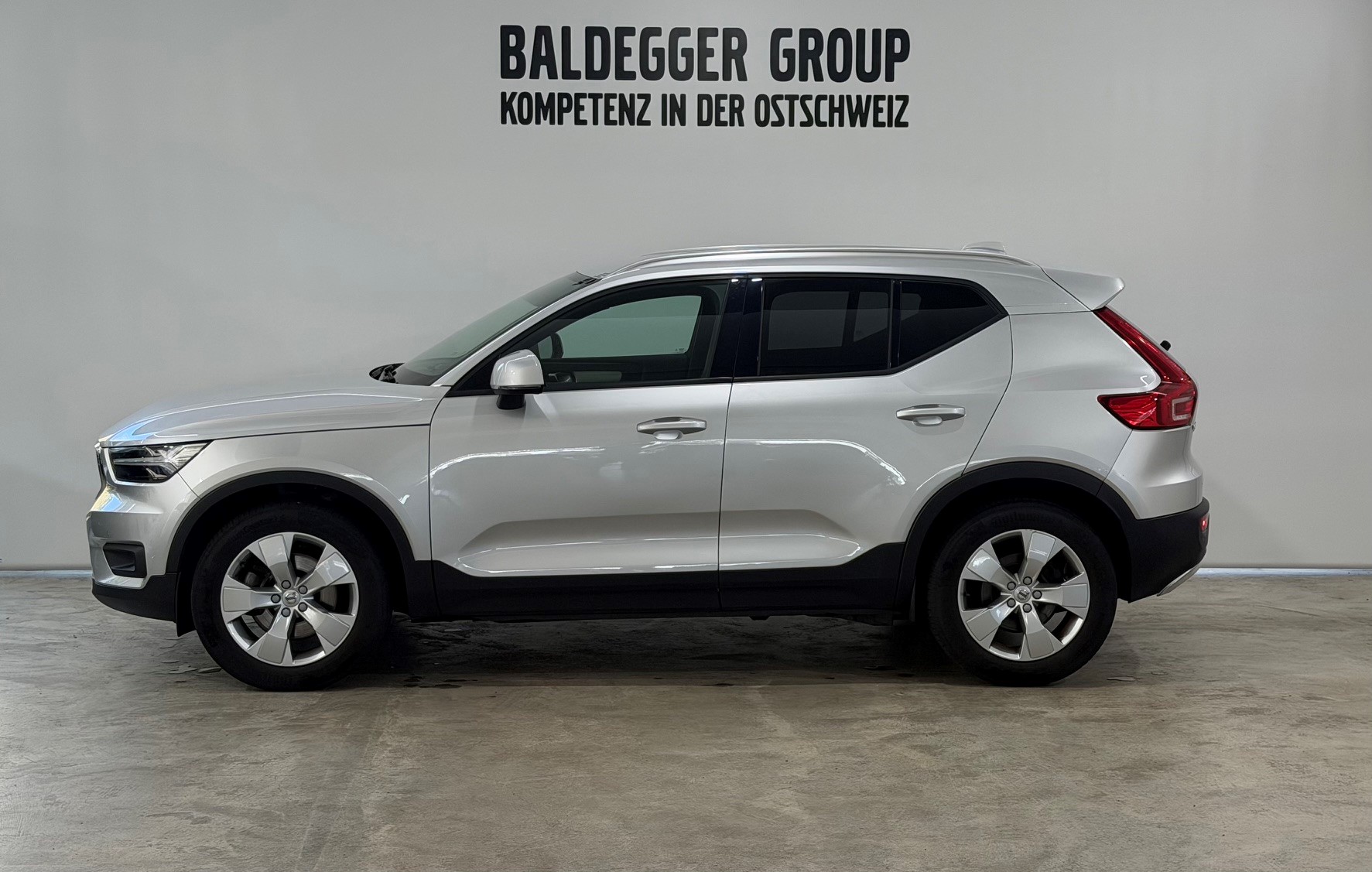 VOLVO XC40 2.0 D4 Momentum AWD-image-2