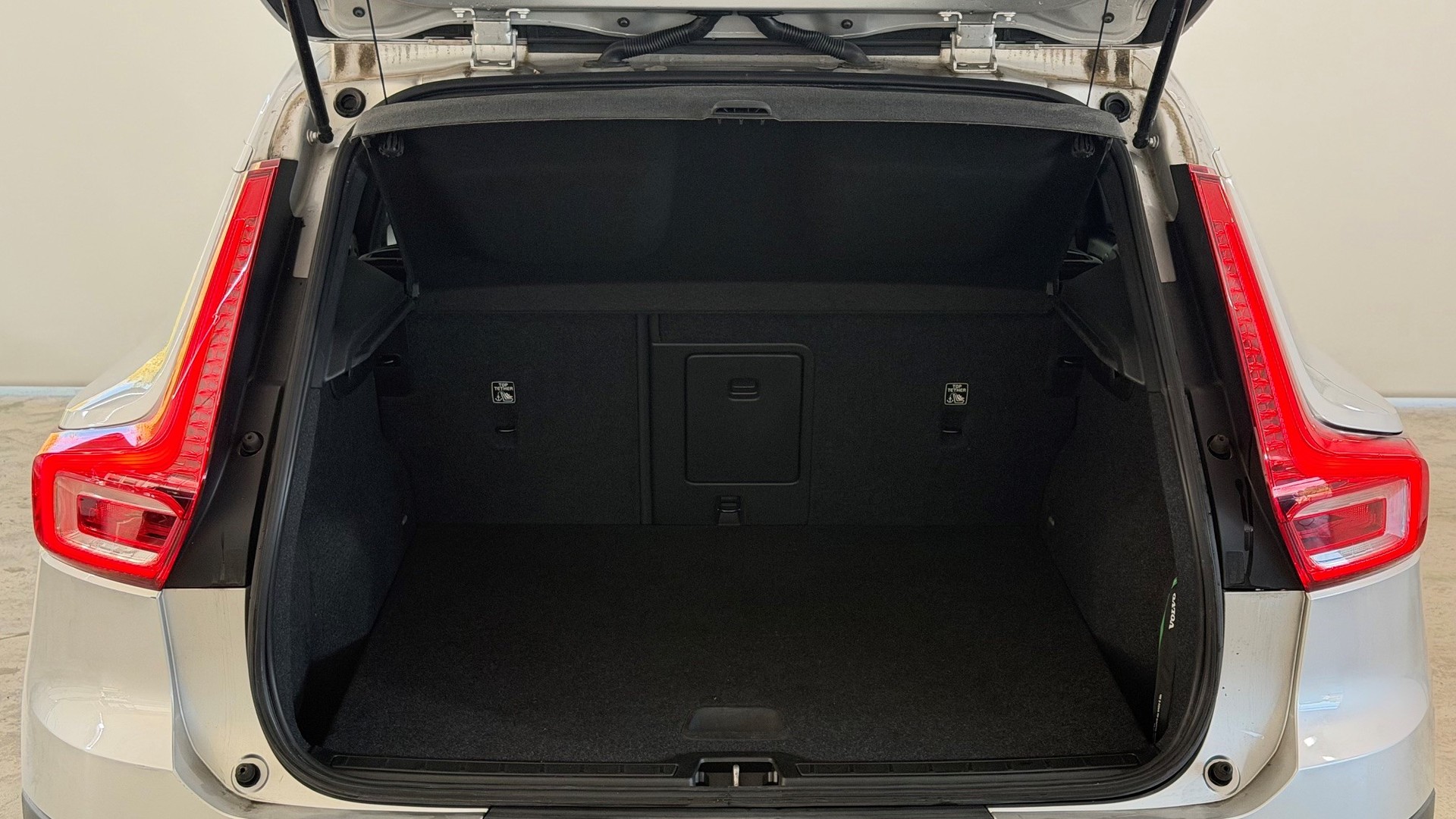 VOLVO XC40 2.0 D4 Momentum AWD-image-12