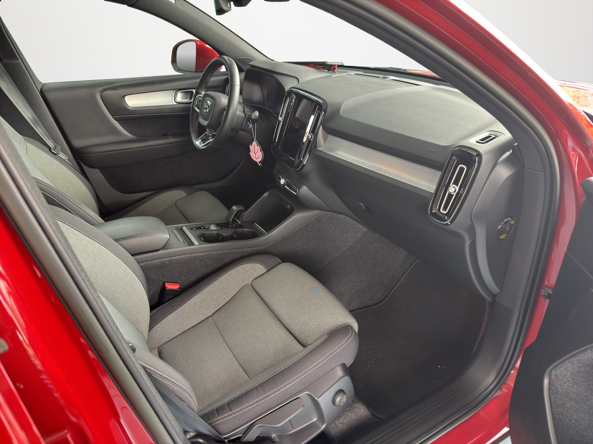 VOLVO XC40 B3 Benzin Mild Hybrid Core DCT-image-12