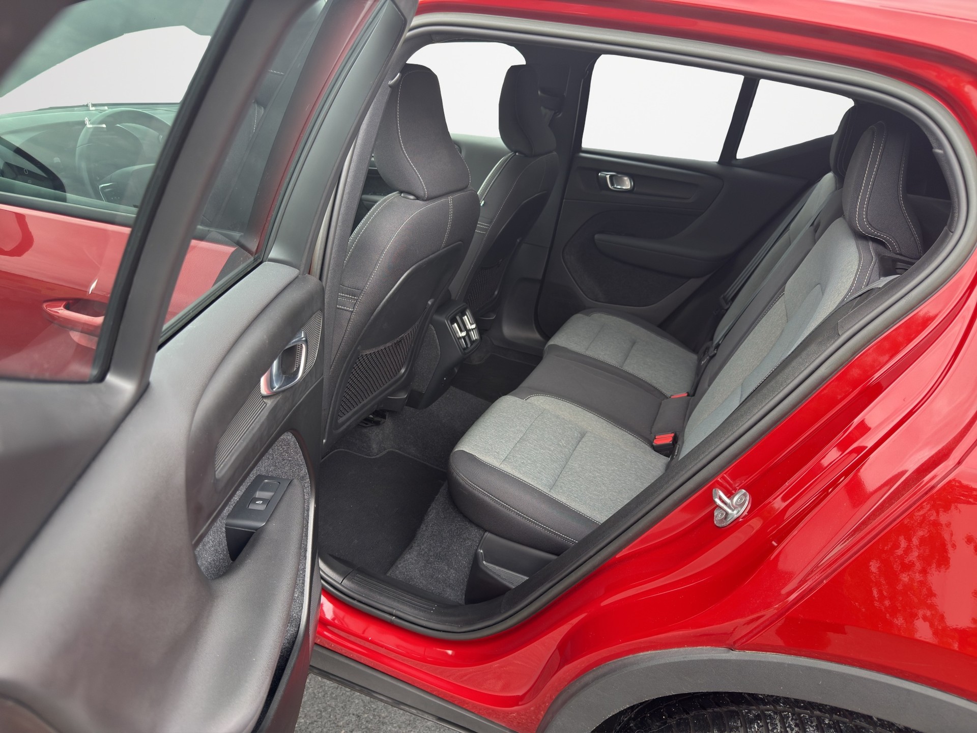 VOLVO XC40 B3 Benzin Mild Hybrid Core DCT-image-13