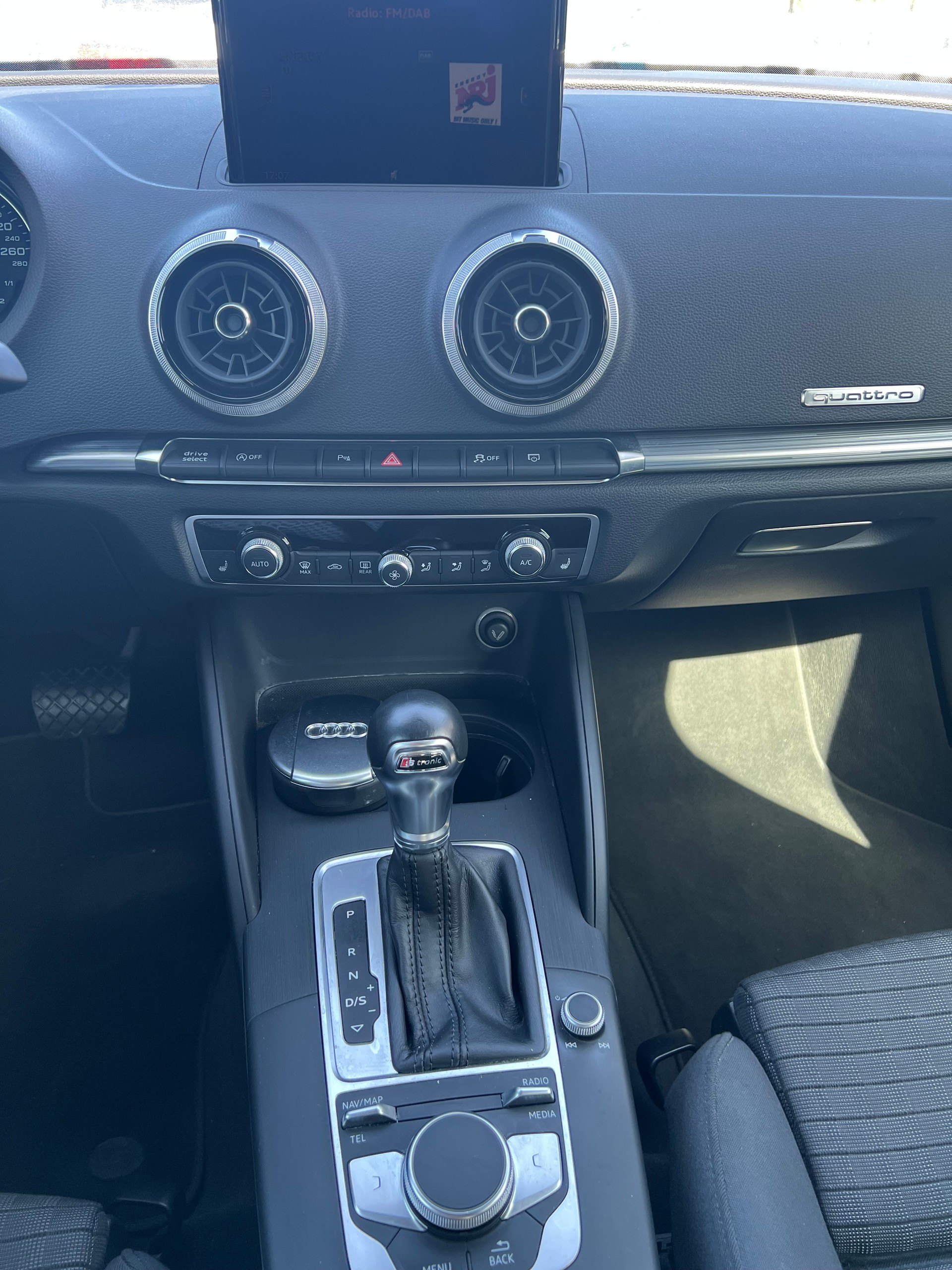 AUDI A3 Sportback 2.0 TFSI Sport quattro S-tronic AB MFK-image-6
