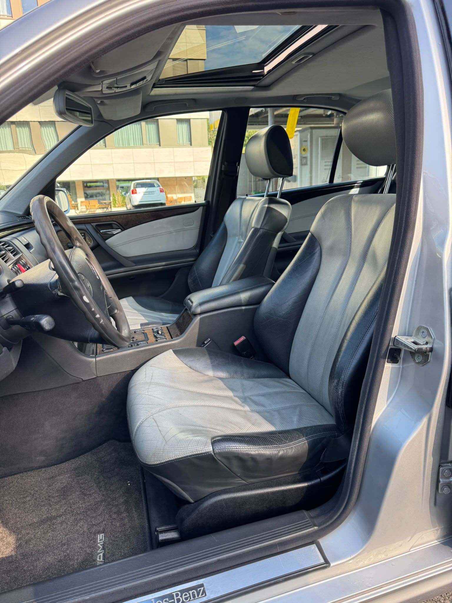 MERCEDES-BENZ E 55 AMG Avantgarde Automatic-image-9