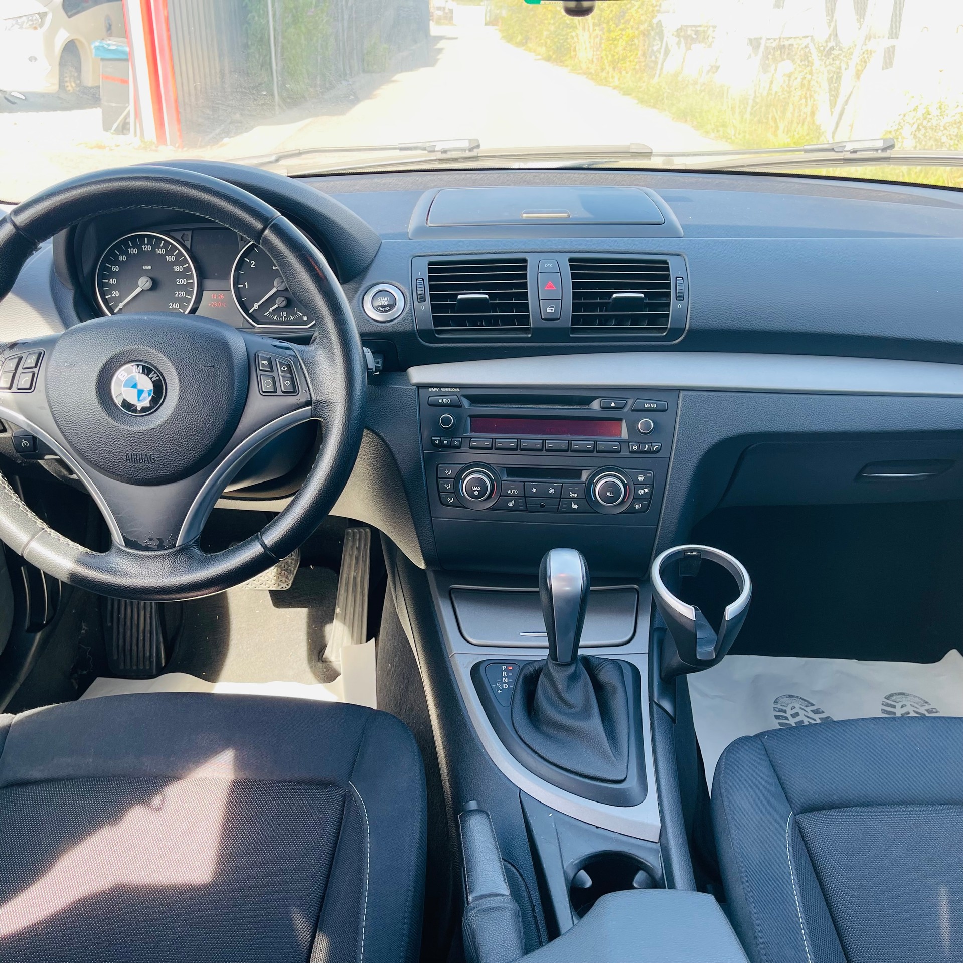 BMW 118i Dynamic Edition Steptronic-image-6