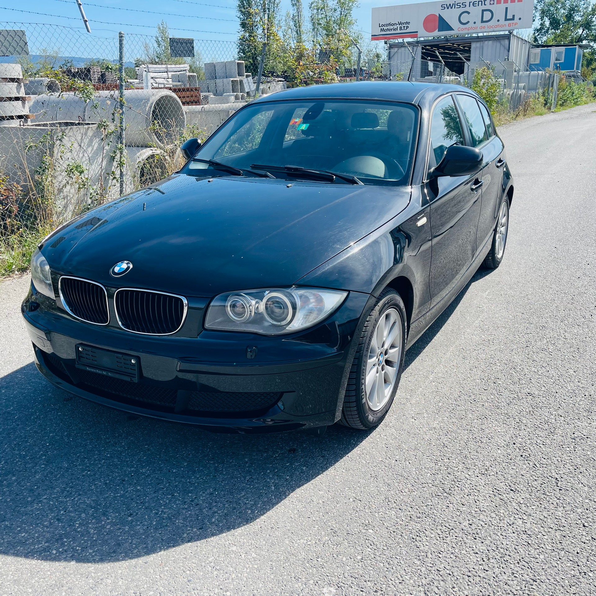 BMW 118i Dynamic Edition Steptronic-image-2